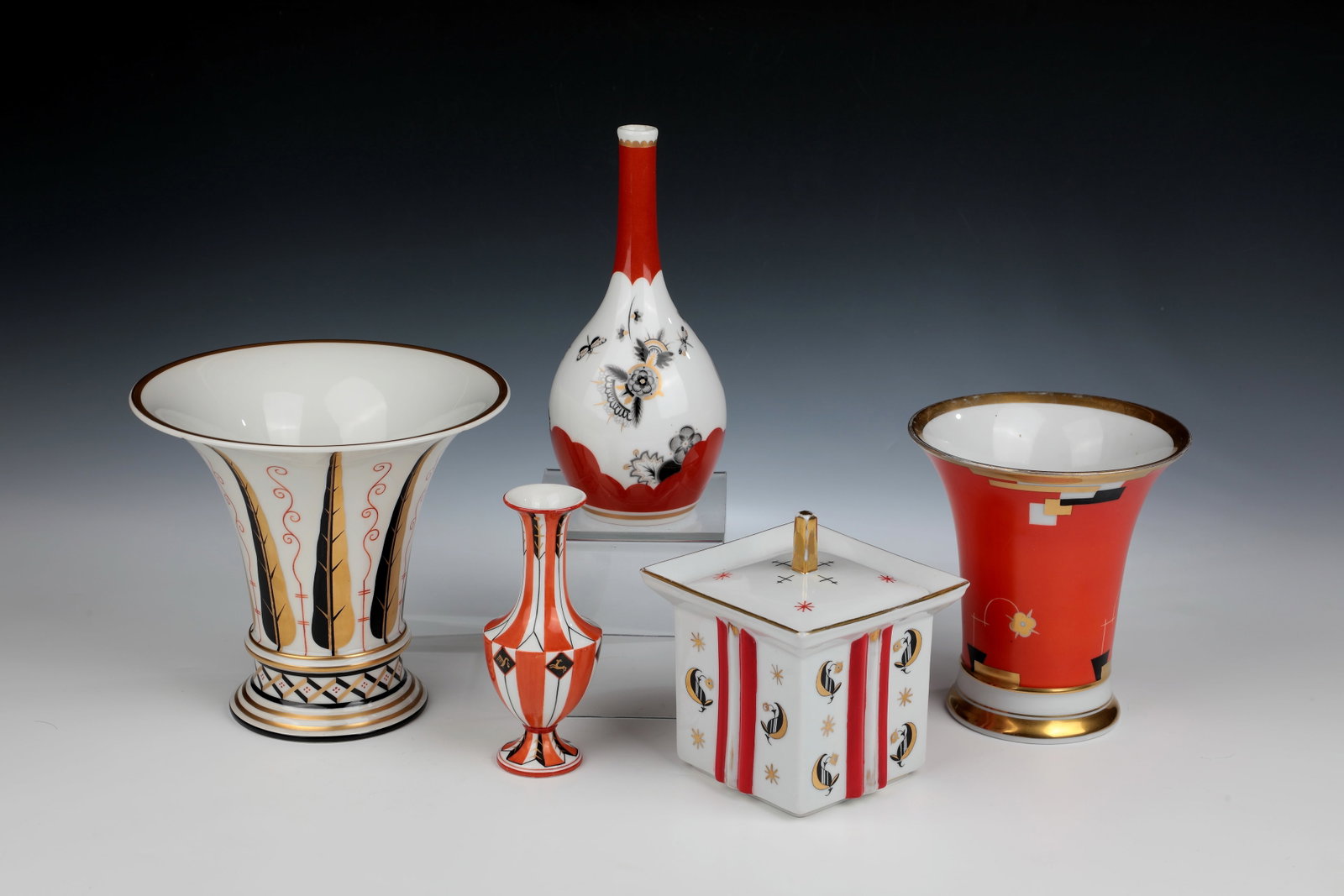 Five vases: Five vases KPM Berlin and Carlf Diebitsch Munich, c. 1920 to 1930 Consisting of: 1.:D eckeldose Thomas c. 1930, Rosenthal. H: 15.5 cm. 2.:P orzellan vase, KPM, Berlin, 30s in typical style painting.