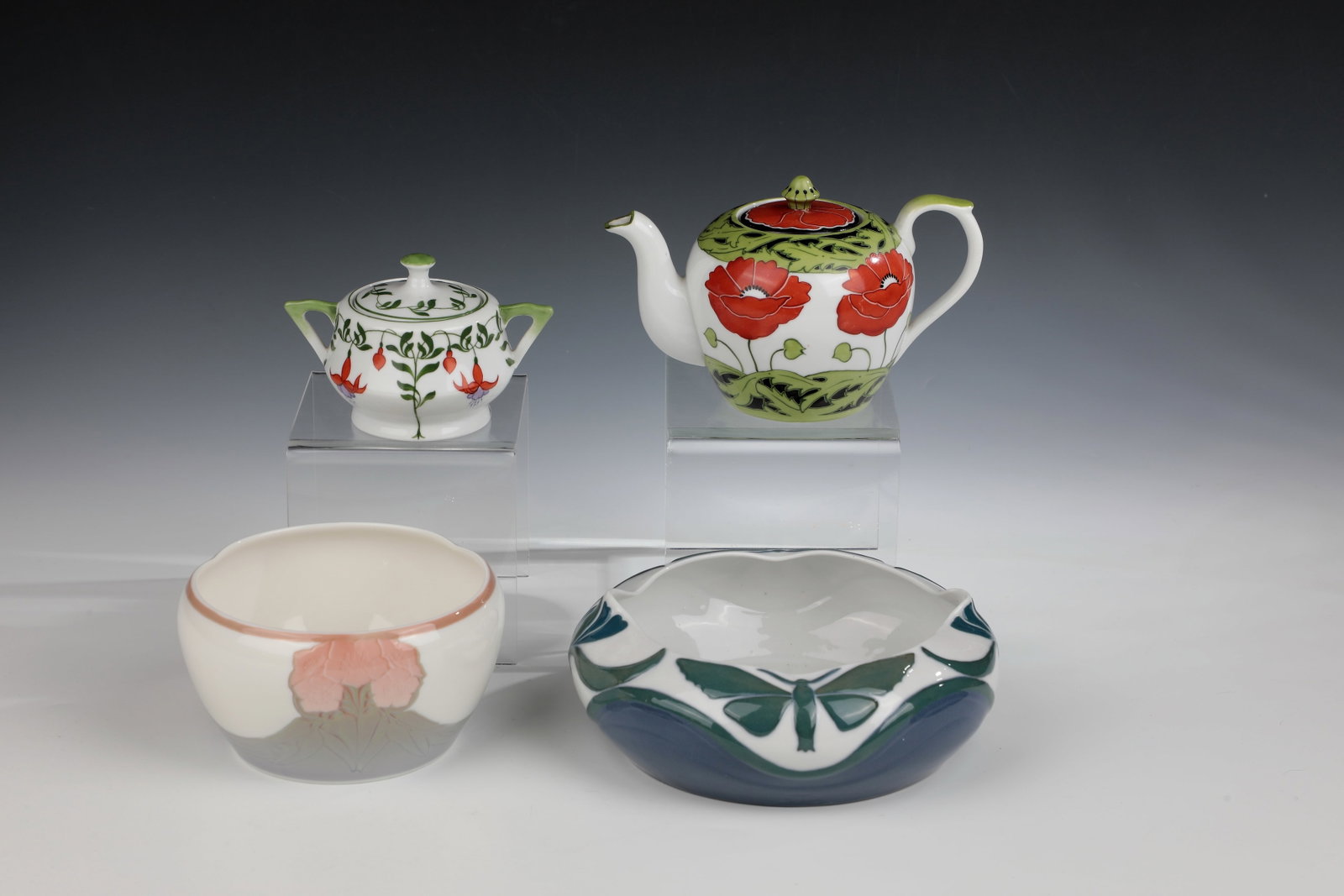 Teapot and sugar bowl as well as two bowls (1 of 1)