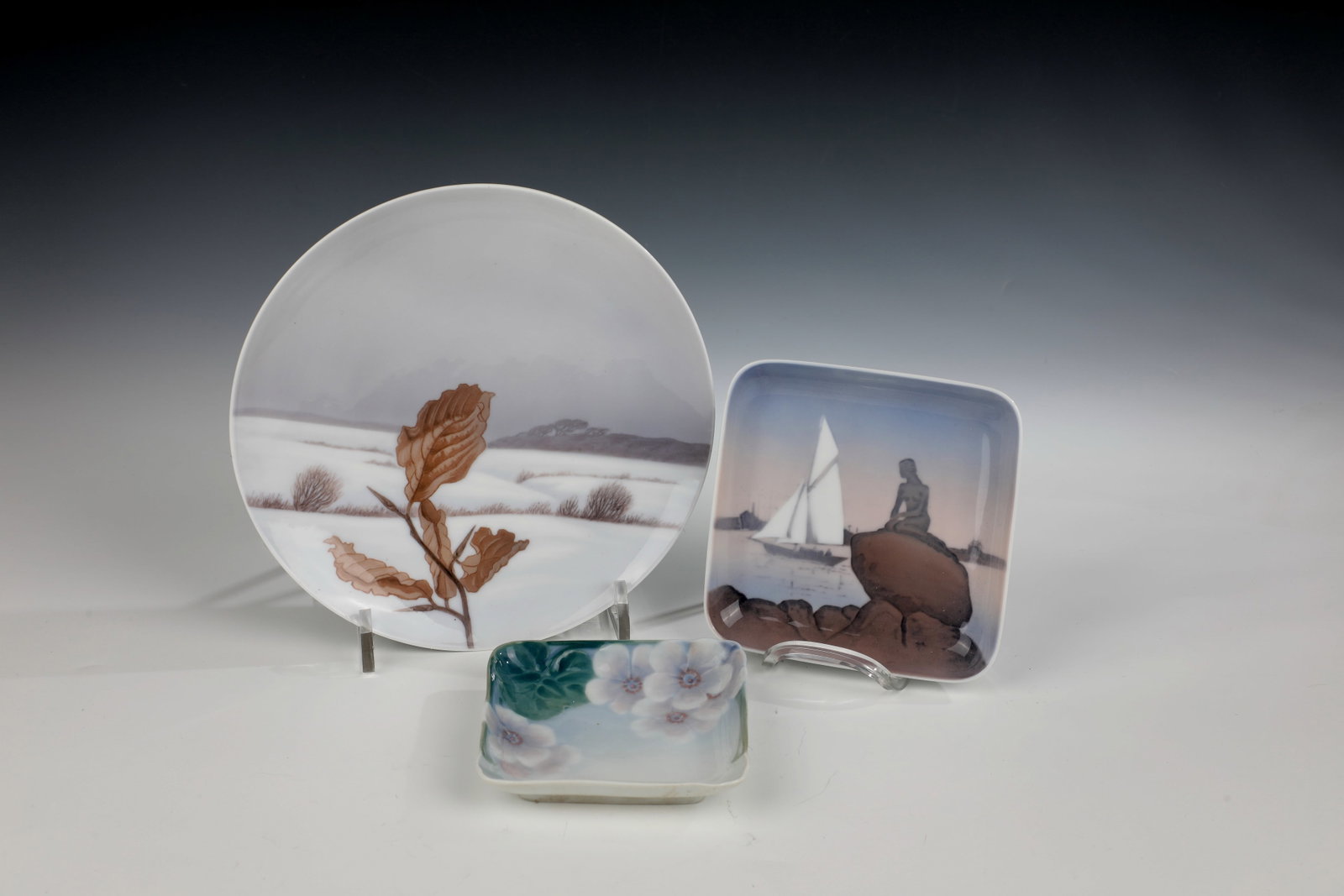 Decorative plate and two bowls (1 of 1)