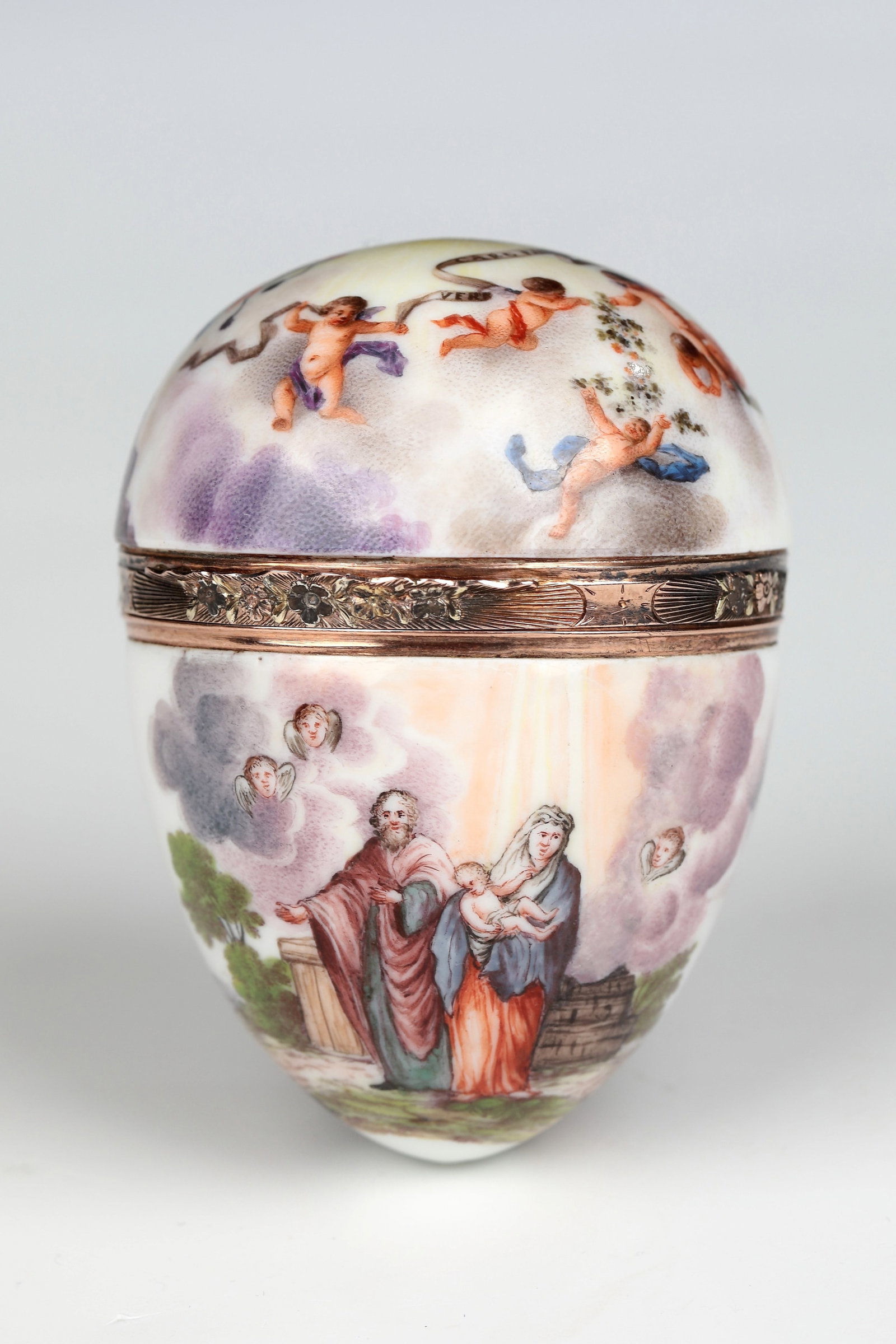 Porcelain box with gold setting à trois couleurs: Porcelain box with gold setting à trois couleurs Meissen, c. 1750 Porcelain with polychrome overglaze painting: On the lid depiction of Jesus in the temple under a curtain carried by angels, abov