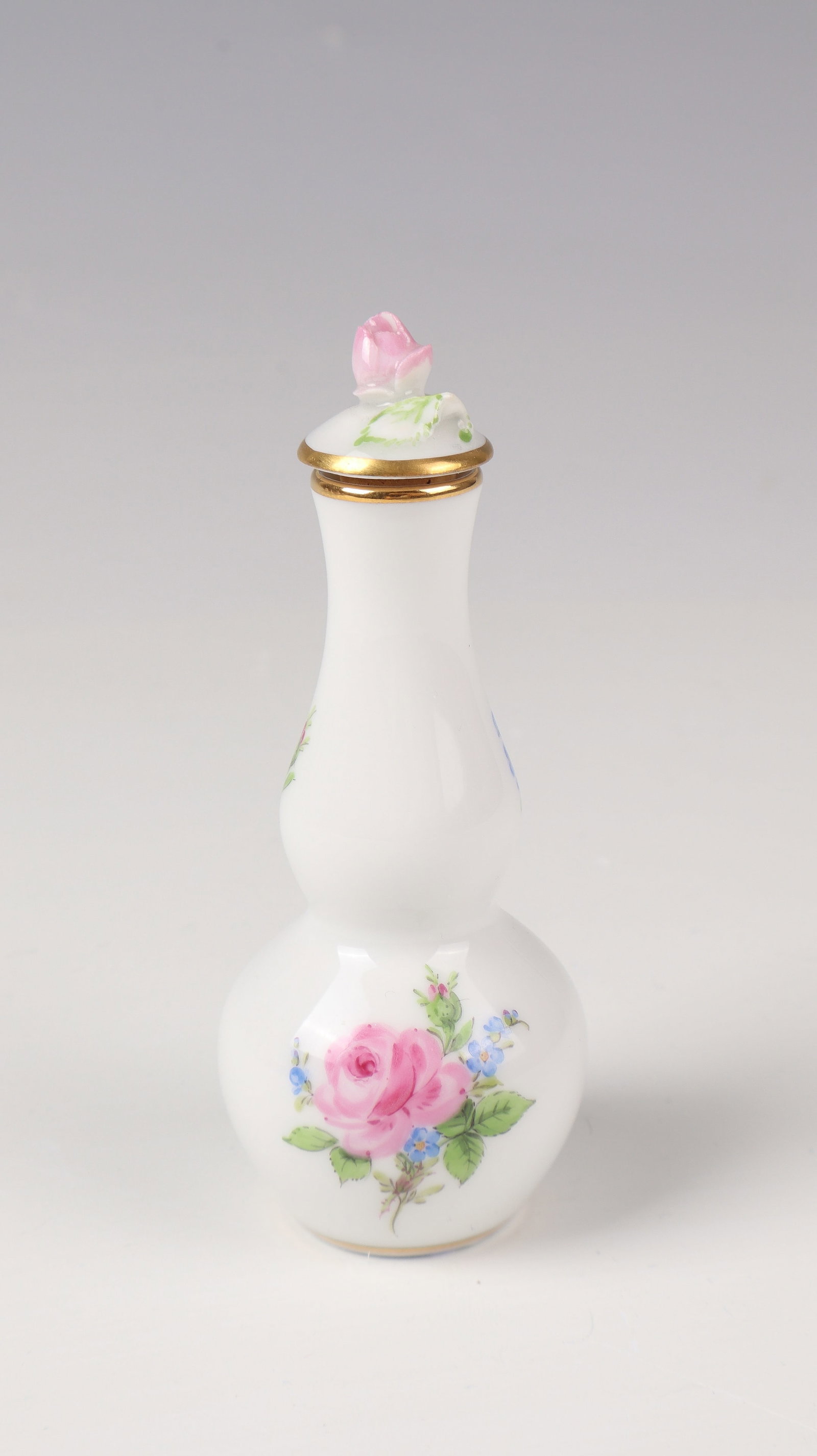 Small bottle with stopper: Small bottle with stopper Meissen, early 20th century With polychrome flower painting and gold decoration. Corresponding lid with fully three-dimensional flower. Sword mark. H. 8 cm.