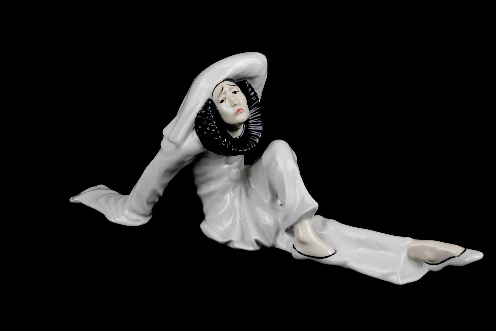Sad Harlequin: Sad Harlequin Design Vera von Bartels, Heubach, Lichte around 1920 In discreet underglaze painting. Green stamp in the ground. On the sleeve signature ''Vera v. Bartels''. L. 38.5 cm.