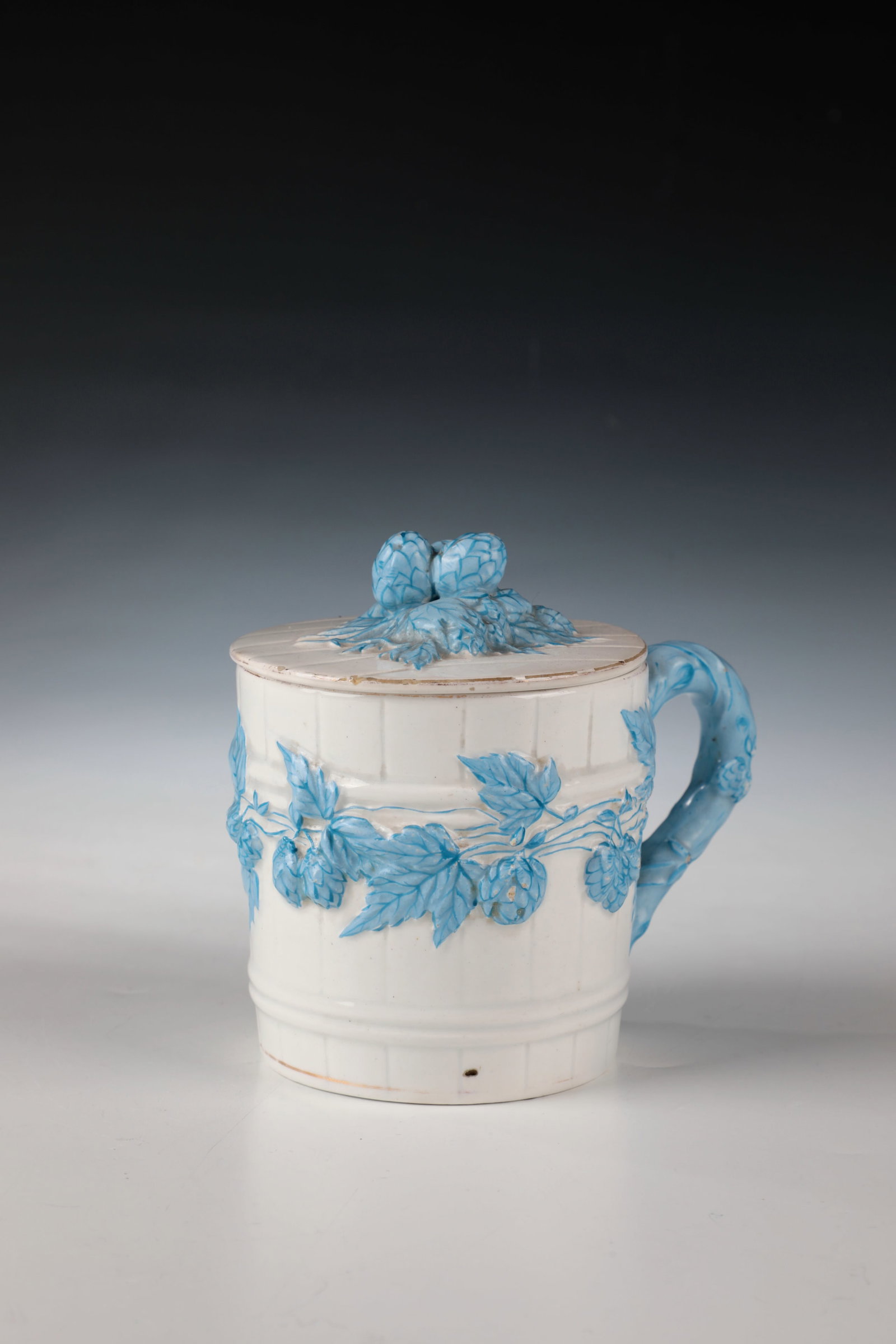 Cup with lid (1 of 2)