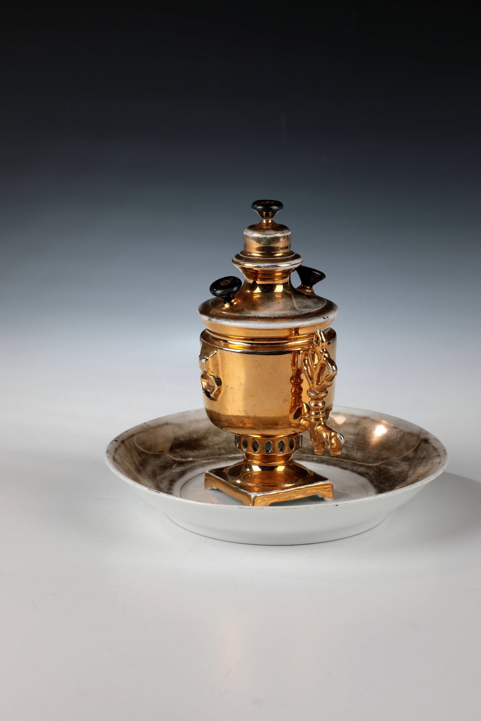 Samovar cup with lid and saucer.: Samovar cup with lid and saucer. Russia, manufactory Matvei Sidorovich Kuznetsov, 1889-1917 porcelain, gilded all over, partly rubbed and black knobs. Blue manufactory brand. H. 14 cm D. 17 cm