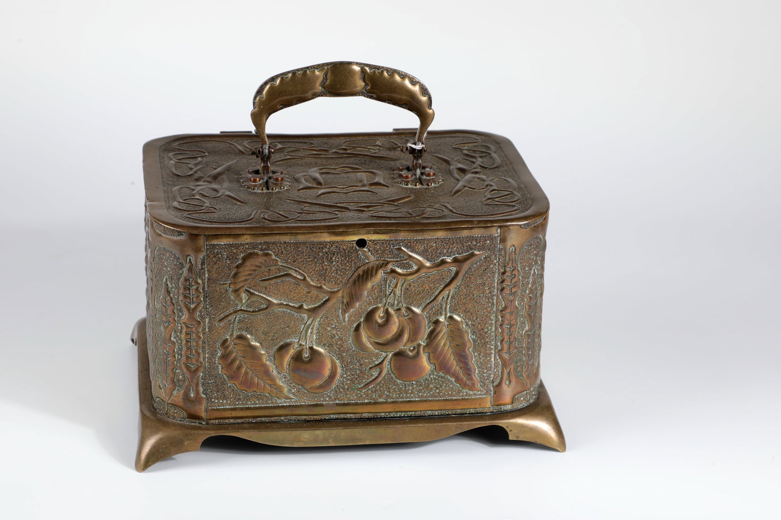 Sewing box with repoussé décor (1 of 1)