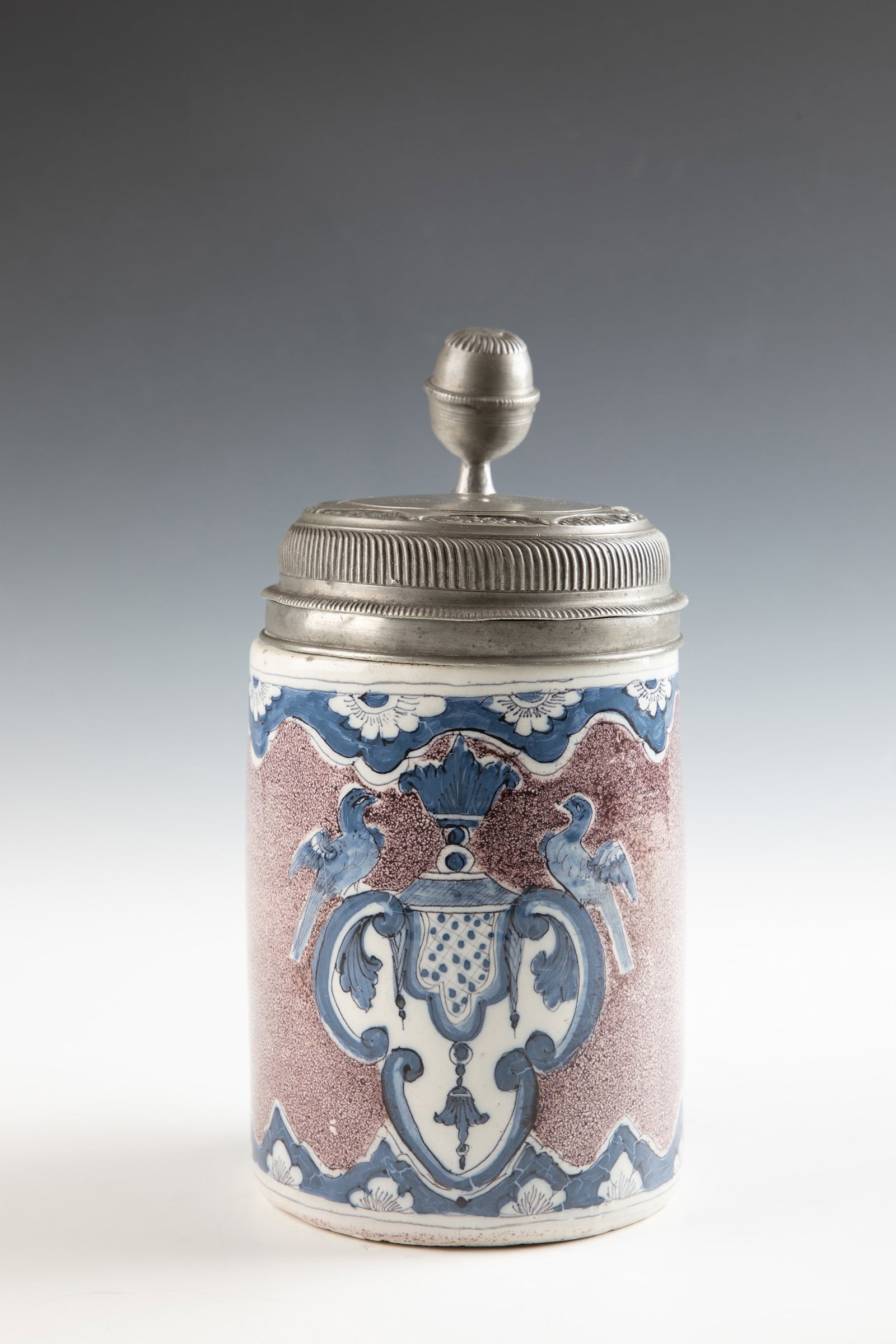 Roller jug with tin lid: Roller jug with tin lid Brunswick, Johann Caspar Rib / Rib, c. 1720 Between ornamental borders in blue painting on a white background, frontal, heart-shaped cartouche with saddle pad-like lattice