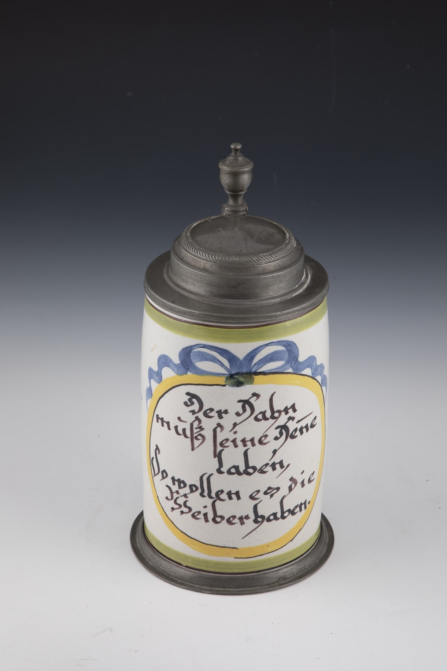 Spruchkrug with pewter mount: Spruchkrug with pewter mount Crailsheim, 18th century, cartouche with blue ribbons and inscription in manganese: "The must refresh his hen, so the women want to have it", flanked by a tulip blossom.