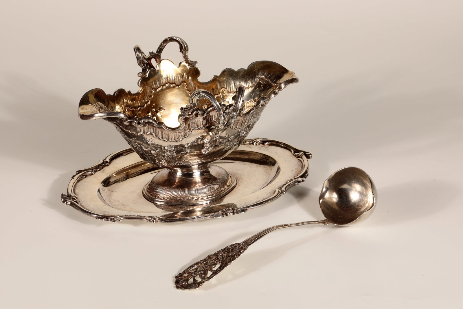 Saucière with trowel: Saucière with trowel Gebrüder Friedländer, Berlin, c. 1890 silver, gilded inside. Oval base with slightly rising, fitted edge. The large saucière with fine, embossed decoration of shell rocailles