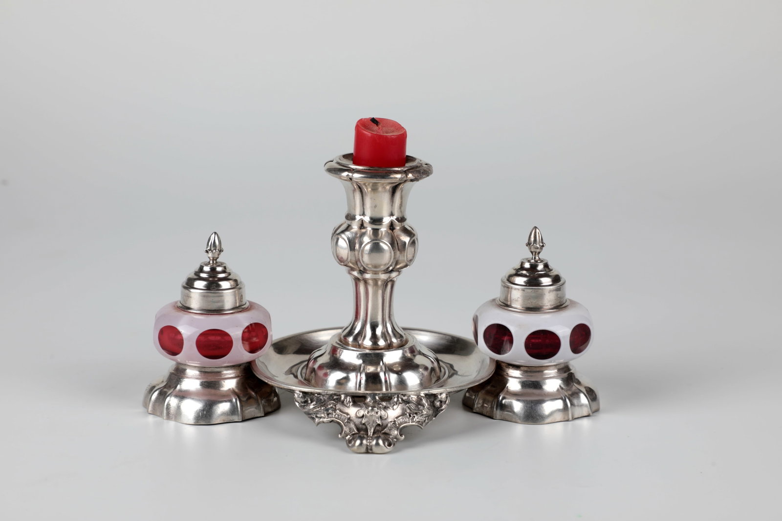 Ménage: Ménage Wohl Vienna, c. 1870 silver, embossed and cast. On a round, openwork base with relief decoration of acanthus leaves, volutes and stylised fruit motifs. In the middle of the