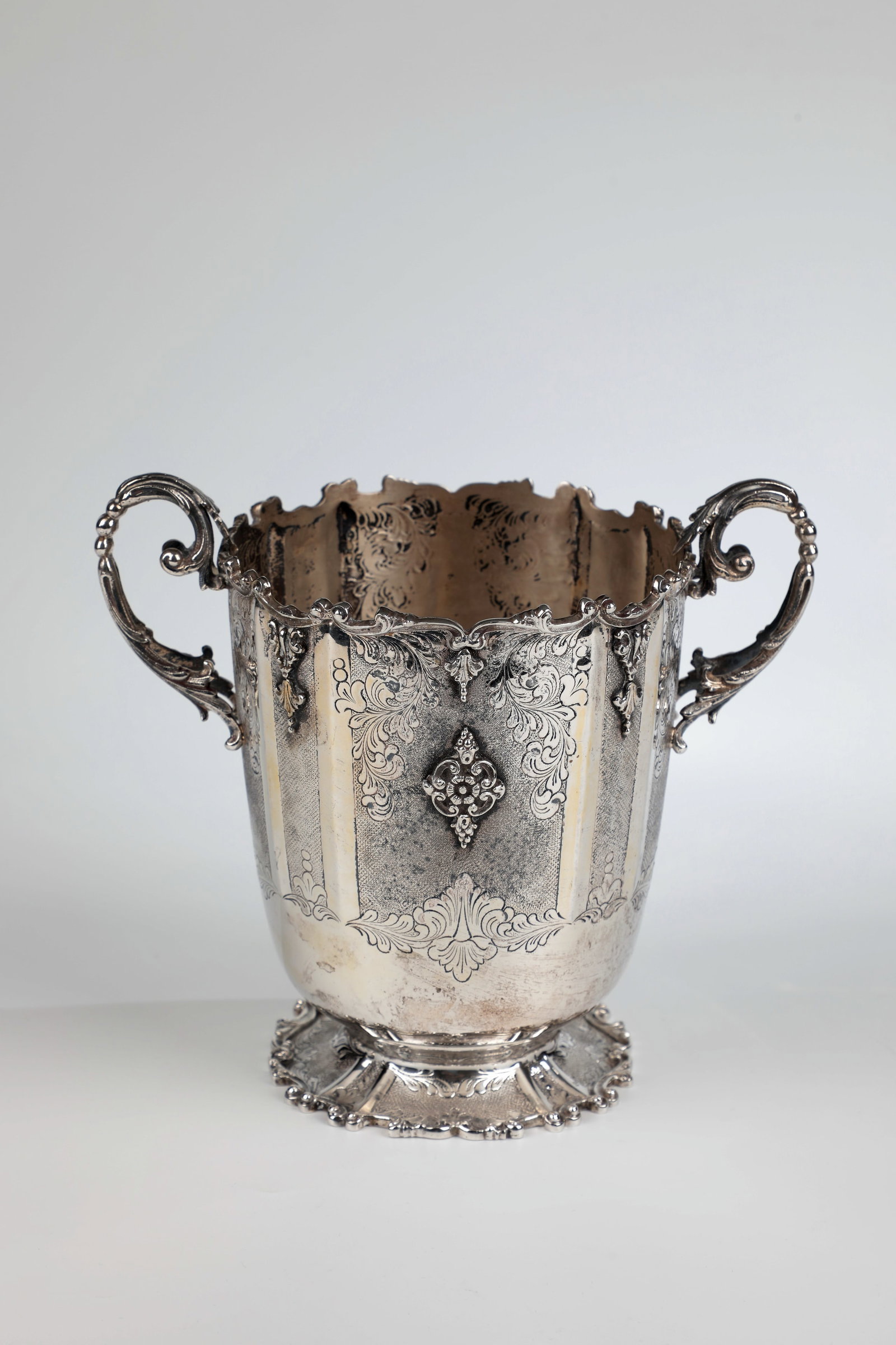 Wine Cooler: Wine cooler Milan, Ferdinando Meloncelli around 1950 800 silver. Foot and lip rim with solid scroll decoration, foot top and body finely chiselled: acanthus leaf and floral decoration. Appliquéd 