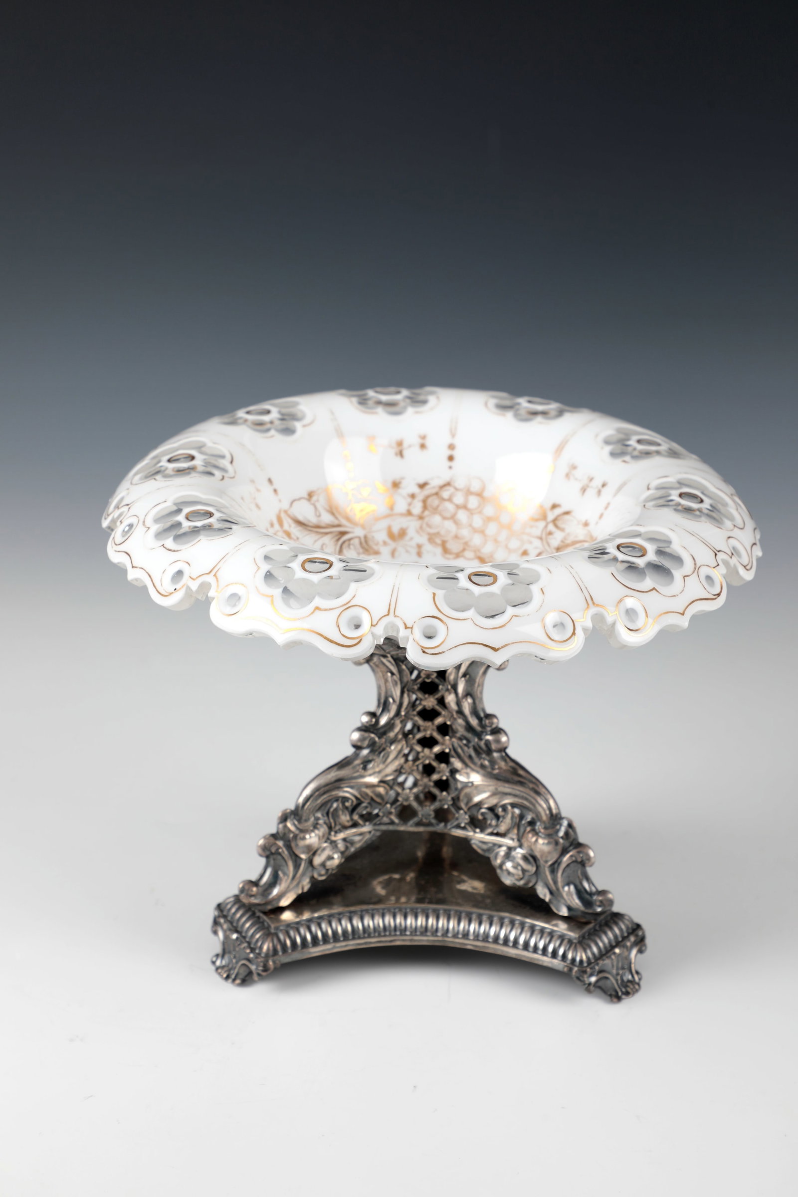 Fruit bowl on silver base: Fruit bowl on silver base glass Josephinenhütte or Neuwelt, M. 19th century, silver KIEGHOFF Colourless glass with tin enamel overlay. Bell-shaped cuppa with cut ornaments and gold painting. The 