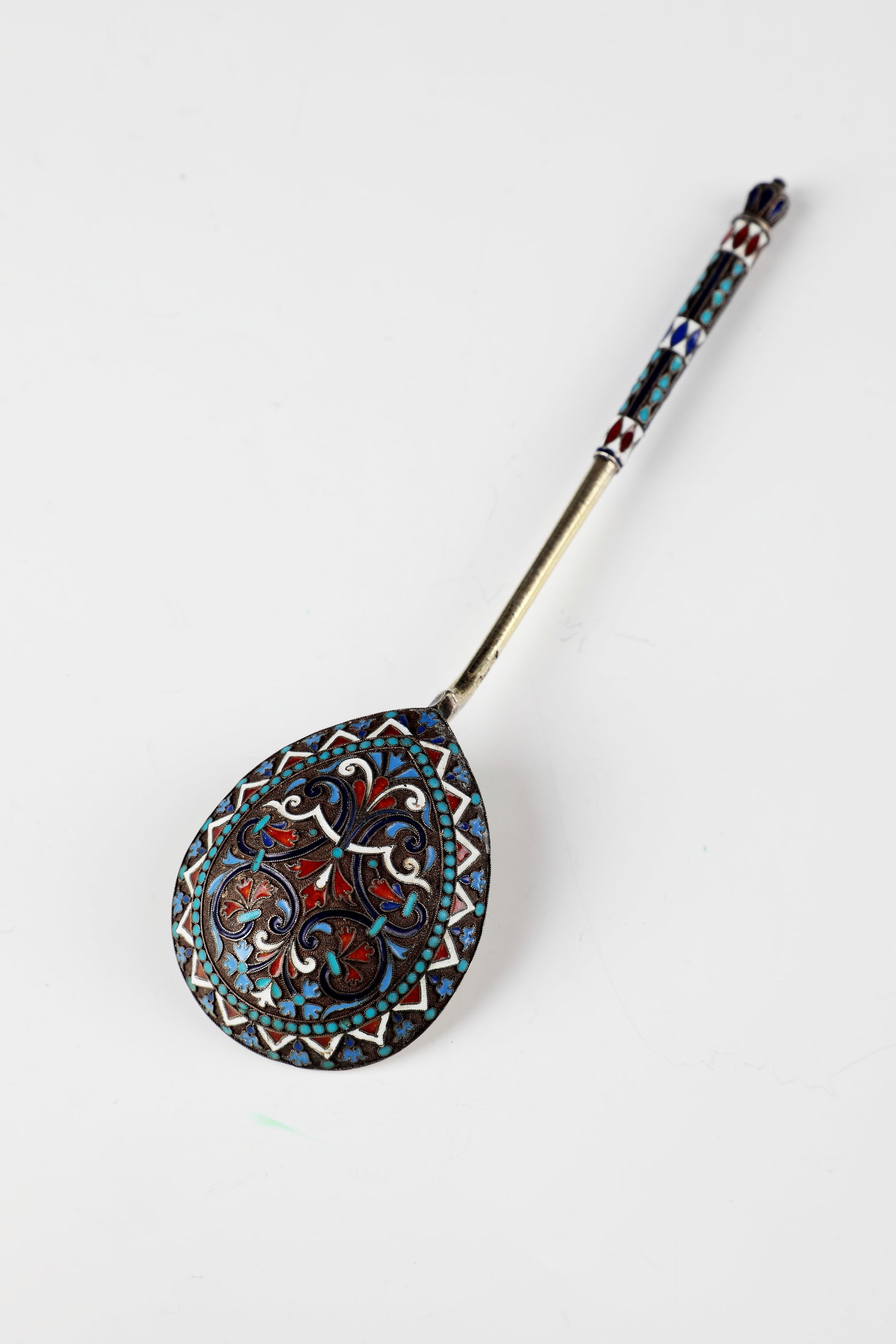 Cloisonné Enamel Spoon: Cloisonné enamel spoon Russia, Moscow, 1888 silver, gilt. The Laffe with colourful enamel, tendrils and stylised flowers on a hallmarked background. Hallmarked with district inspection administra
