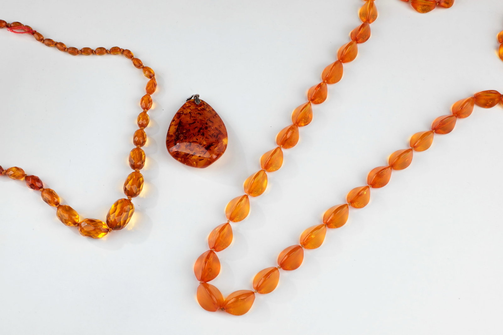 Jewellery Bundle with Amber: Jewellery collection with amber Consisting of two necklaces (one with a metal spring ring clasp, one without a clasp) and a striking pendant with a punched eyelet made of 835 silver. length of the