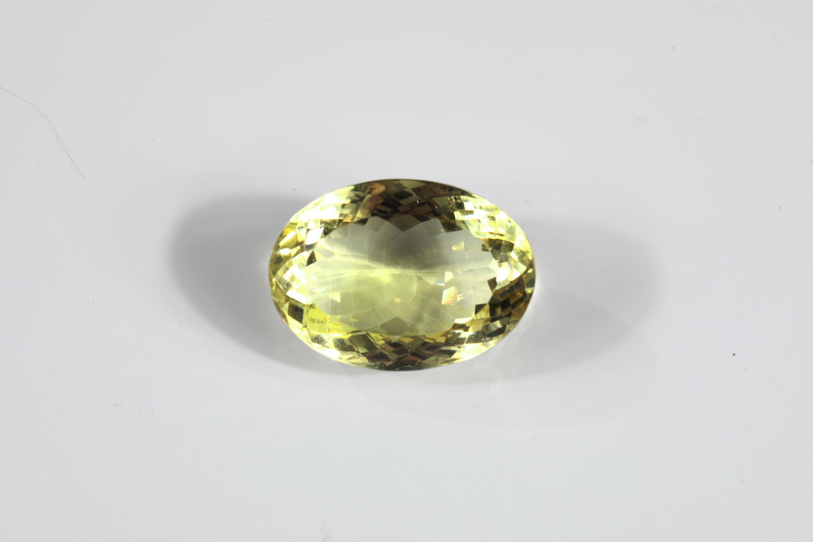 Citrine: Citrine Oval citrine in panel cut, faceted at the sides, approx. 86 ct. L. 3.5 cm; weight approx. 17.25 g.