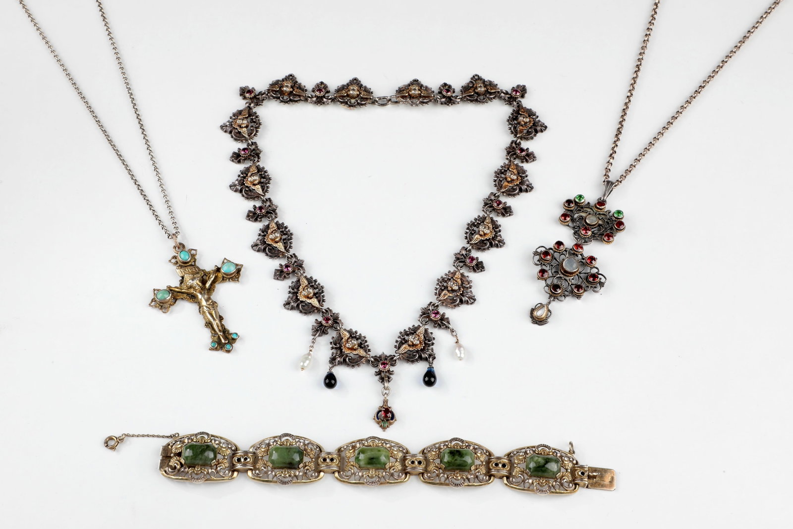 Mixed Lot of Antique Jewellery, Four Pieces: Mixed lot of antique jewelry, four-piece Consisting of bracelet with presumably green jade stones, box clasp and safety chain as well as necklace with angel's head and two pendent pearls in the style
