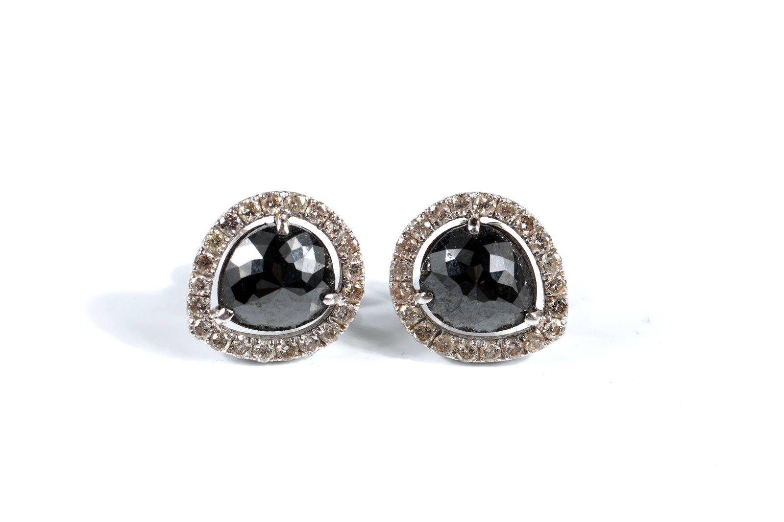 Pair of stud earrings with black diamonds: Pair of earrings with black diamonds pear-shaped, faceted, in prong setting, carmoized set with colourless diamonds. 18 kt/ 750 WG (hallmarked). total weight approx. 4.78 g; very good condition.