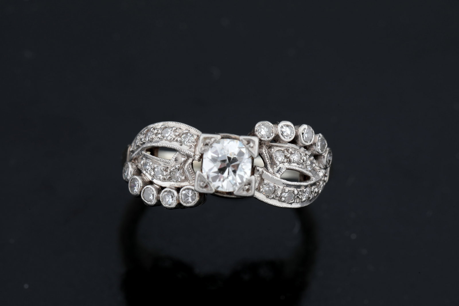 Diamond ring: Diamond ring platinum 950 (acid tested), with central diamond setting (approx. 0.45-0.5 ct) and colourless sapphires. ring size 53.5; Total weight approx. 5.61g.