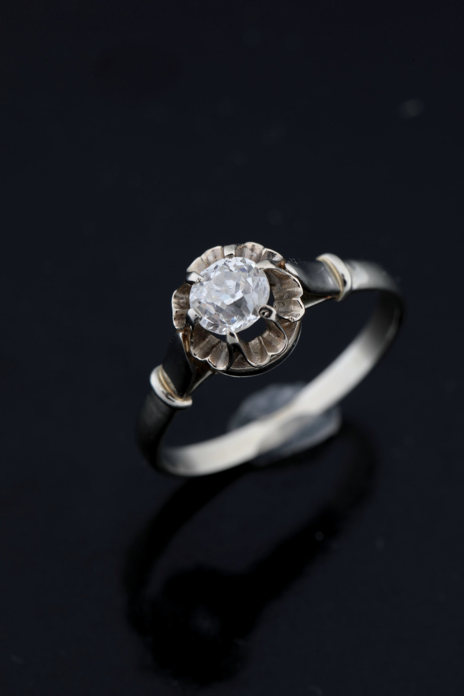 Solitaire ring, Art Deco: Solitaire ring, Art Deco Platinum 950, with an old-cut diamond (approx. 0.40 ct) in a six-prong illusion setting. ring size 51; Total weight approx. 2.32 g.