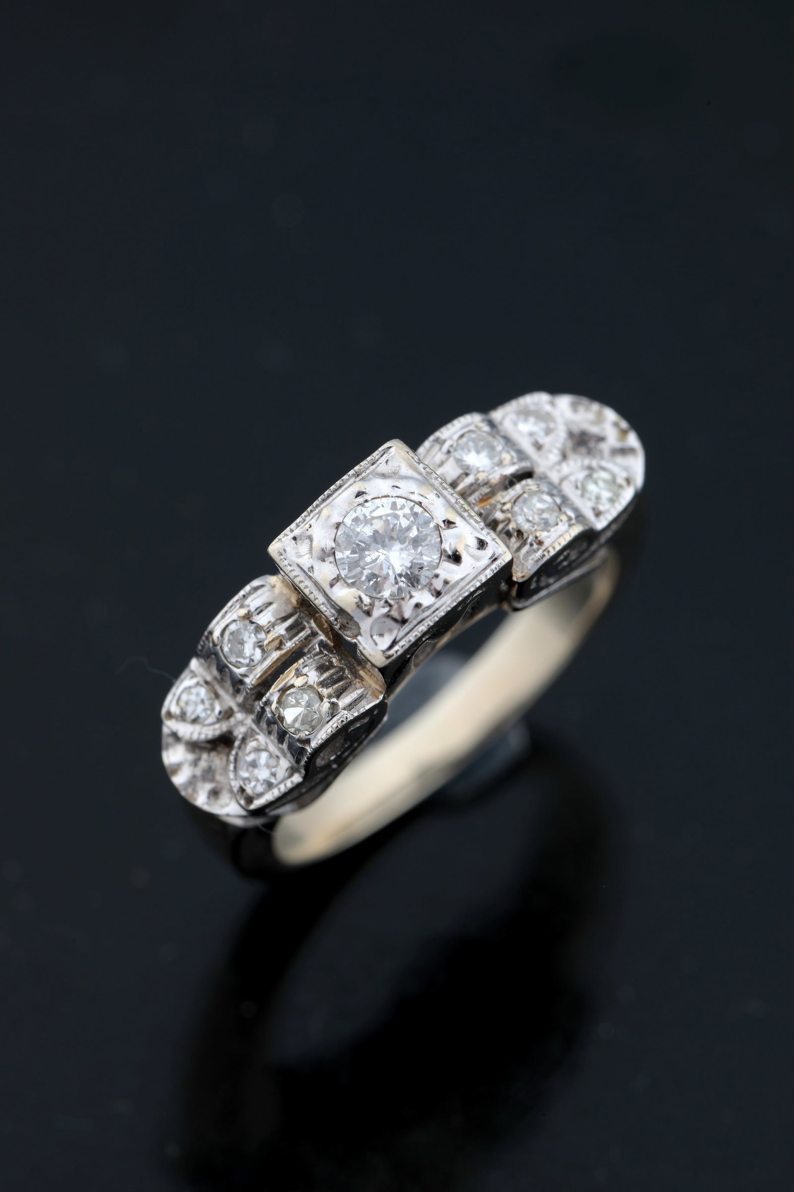Diamond ring, Art Deco: Diamond ring, Art Deco 18 kt/ 750 WG (acid tested). Diamond set with a main stone of approximately 0.10 ct, set in a square ring head, flanked by eight colorless sapphires in stepped shoulders in