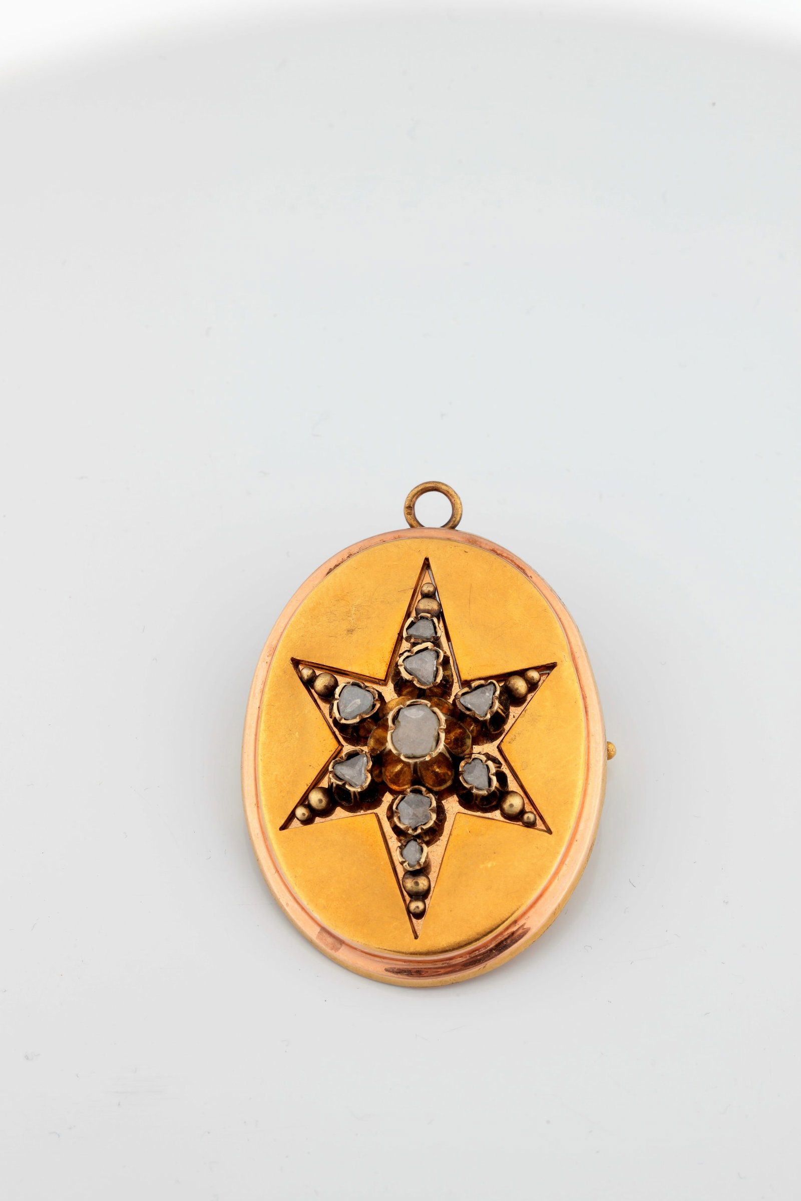 Antique gold brooch / pendant: Antique gold brooch/ pendant Victorian gold pendant in medallion shape, can also be worn as a brooch, 14 kt/ 585 GG (acid tested), central star set with nine old diamonds in rose cut. Needle gate defe