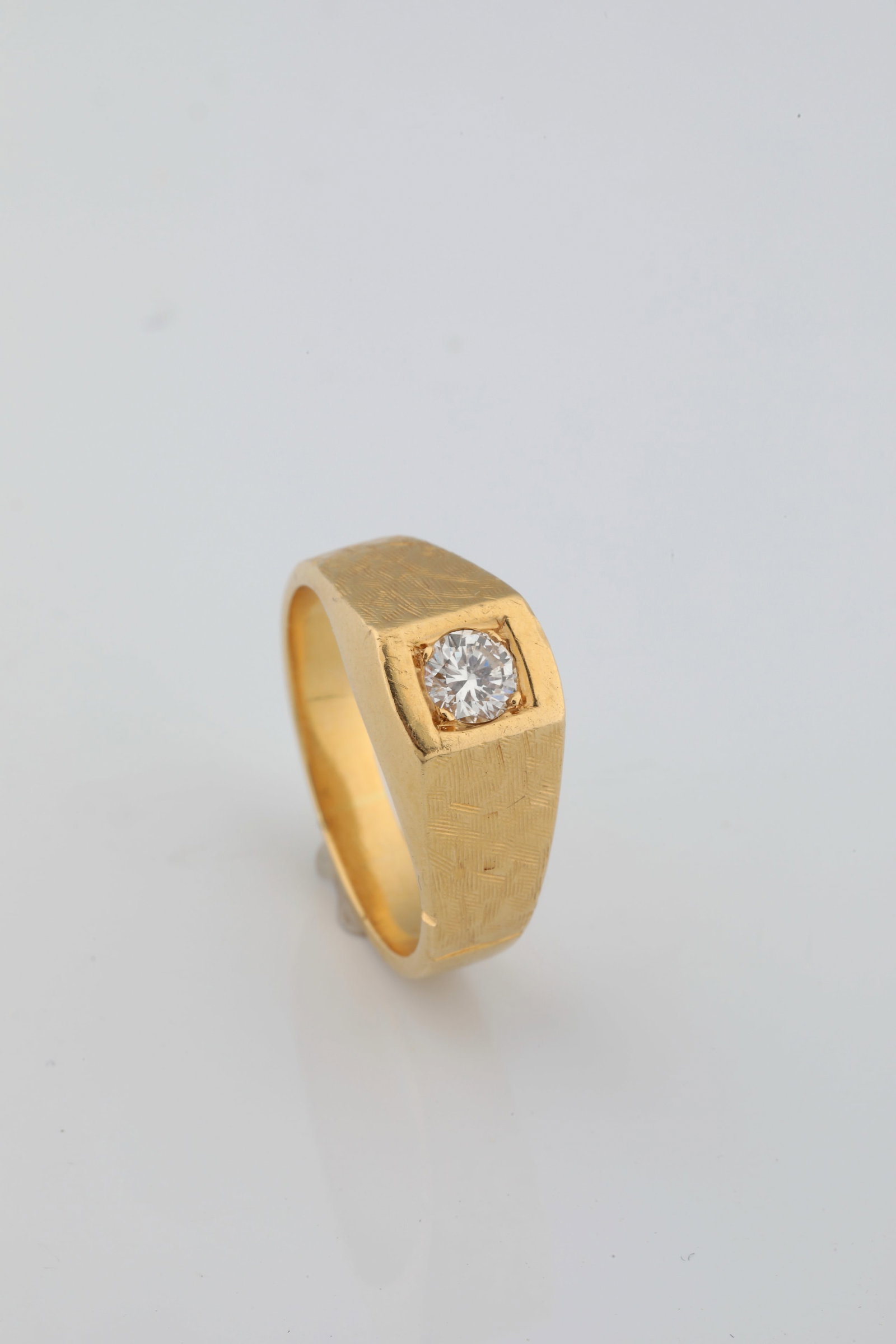 Men's Ring: Men's ring Gold ring made of at least 21.6 ct/ 900 GG (acid-tested), on the front with a centrally set round brilliant-cut diamond, approx. 0.25 ct, in a square setting as a ring head. Solid ring band