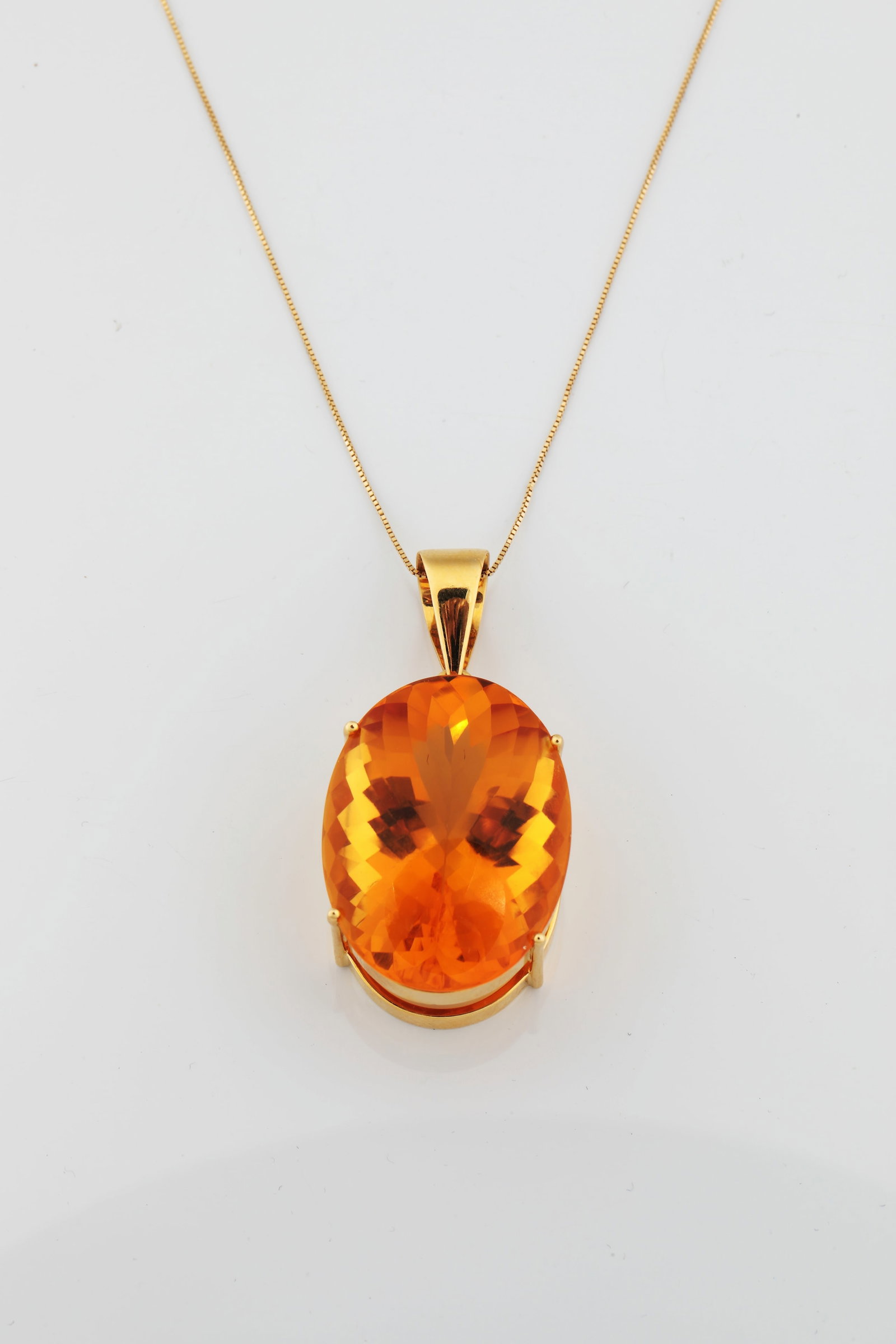 Gold necklace with striking citrine: Gold chain with distinctive citrine Strong, clear orange citrine pendant in four-prong setting made of 18 kt/ 750 GG (eyelet punched), on a delicate chain made of 14 kt/ 585 GG (hallmarked) with