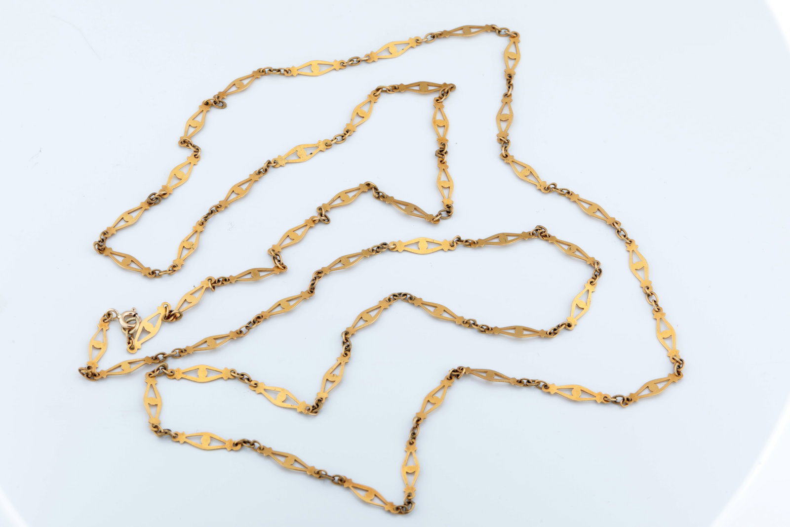 Long link chain: Long link chain Delicate link chain made of 14 kt/ 585 GG (fineness hallmarked) with spring ring clasp. L. approx. 50 cm; weight approx. 9.15 g.