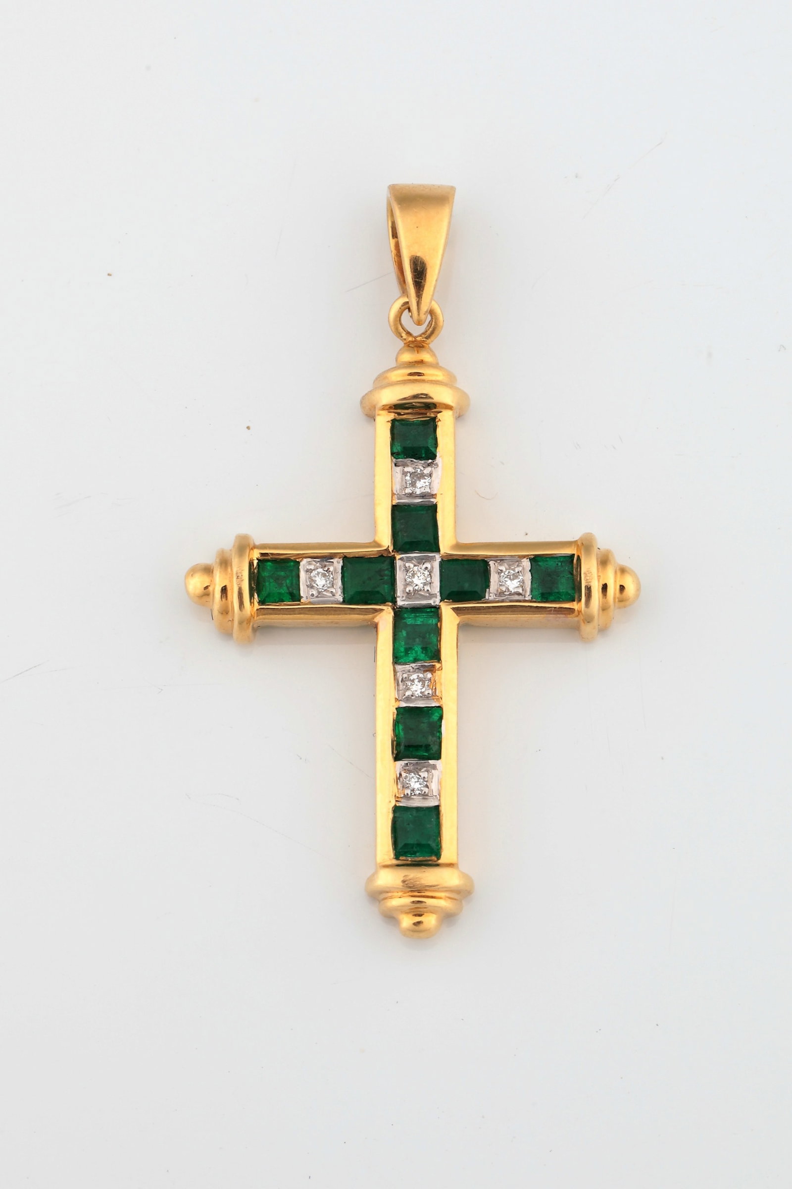 Cross pendant: Cross pendant Cross pendant made of 18 kt/ 750 GG (hallmarked on the eyelet), set with diamonds and green tourmalines. Total length incl. eyelet 3.5 cm; weight approx. 3.68 g.