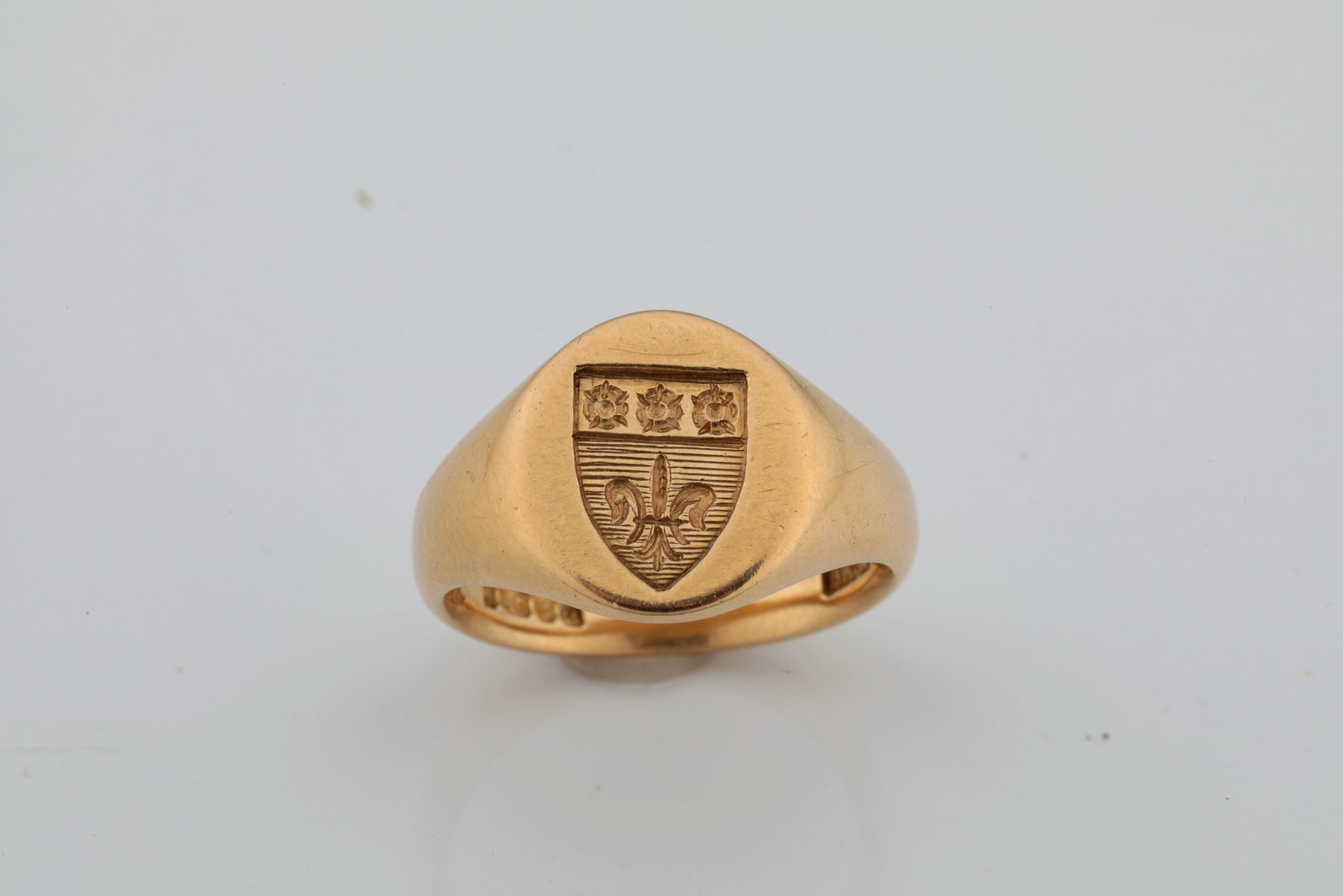 Signet ring: Signet ring 18 kt/ 750 GG (pinned). Oval ring head plate with engraved coat of arms. Stamped ''H.C. & S'' (Henry Clifford & Sons, Birmingham) and with master marks. ring size 54.5; Weight approx.