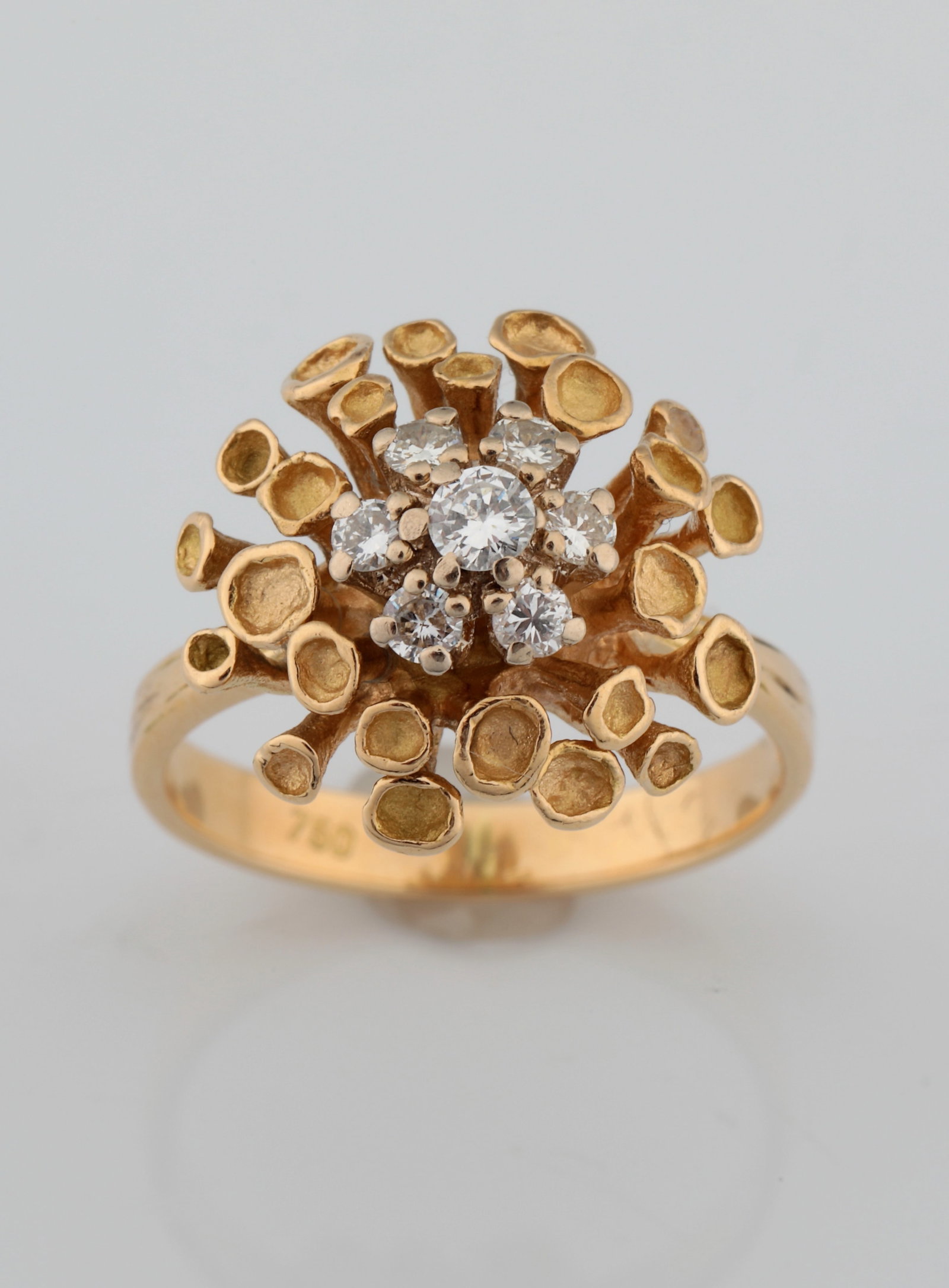 Cluster ring with diamonds: Cluster ring with diamonds Cluster ring with centrally flower-shaped diamonds in pavé setting, made of 18 kt/ 750 GG (hallmarked). ring size 50; Total weight 6.66 g.