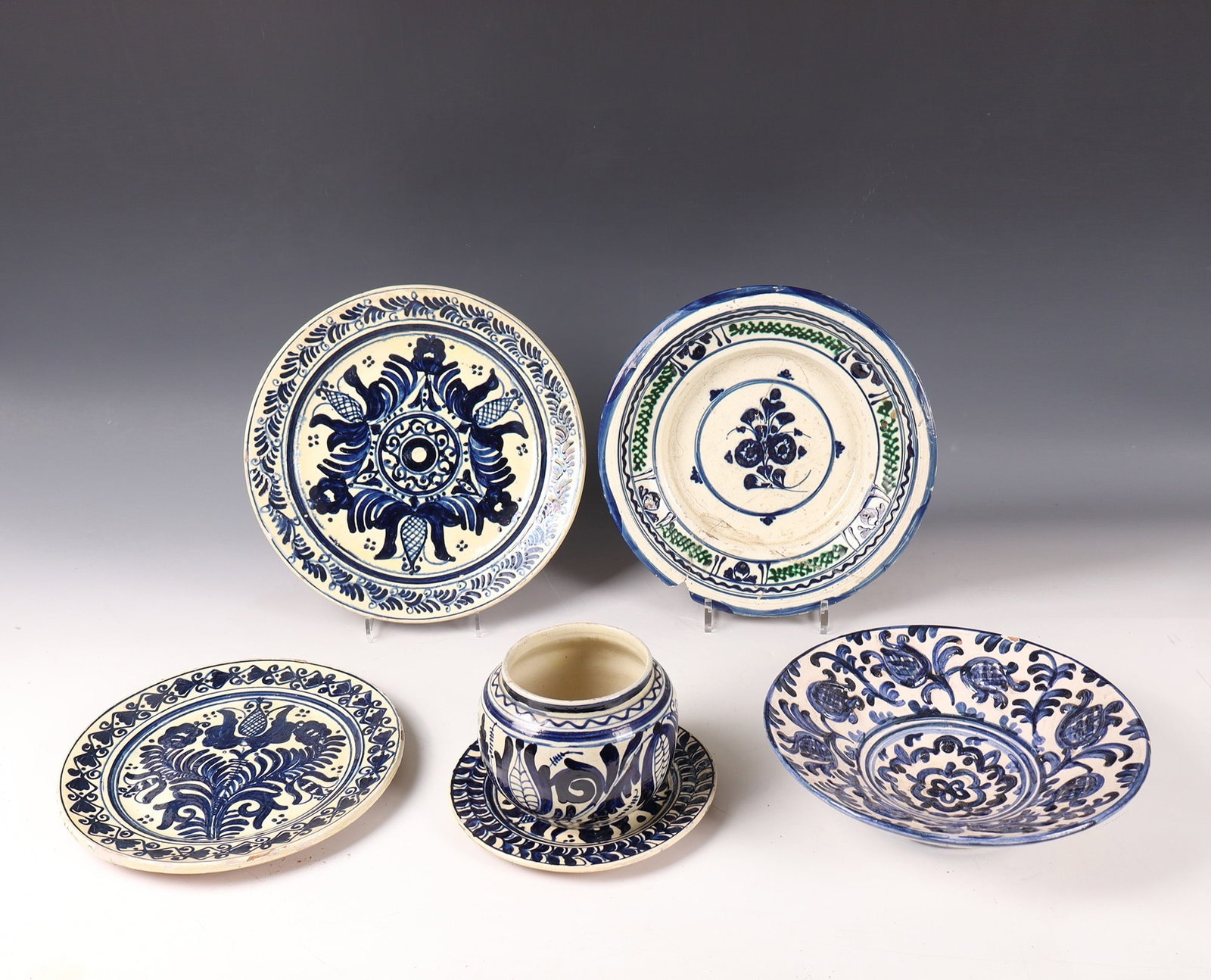 Mixed Lot of 5 Plates and a Ball Vase: Mixed lot of five plates and a spherical vase Transylvania, 20th century. Rich blue painting on ivory background: flower, leaf and tendril decoration. Partly damaged. D. 12 to 30 cm
