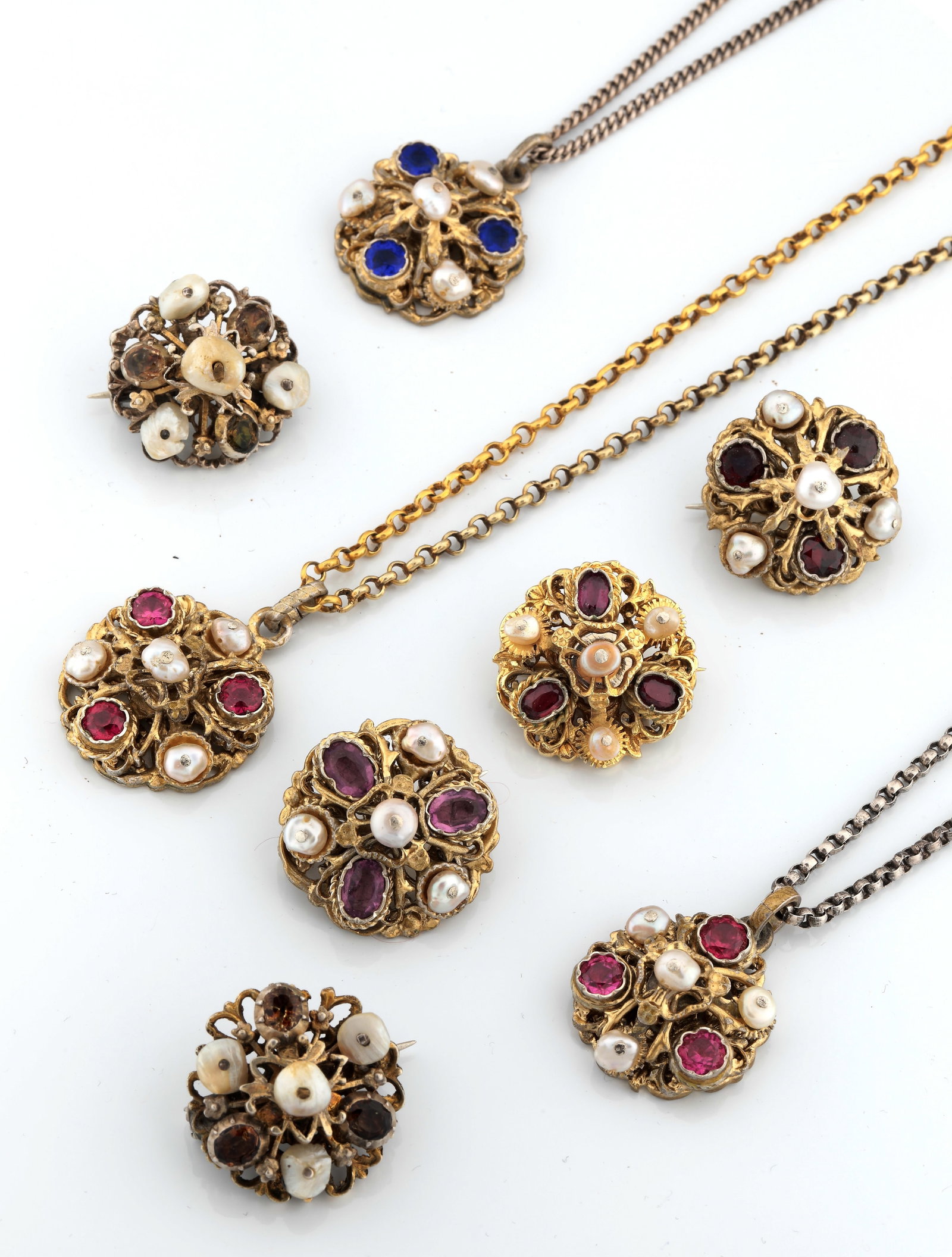 Mixed lot of four Bockel brooches and three Bockel pendants: Mixed lot of four Bockelbroschen and three Bockelanhänger Transylvania silver gilt. In several levels, openwork base plates. Front side with four baroque natural pearls each and three