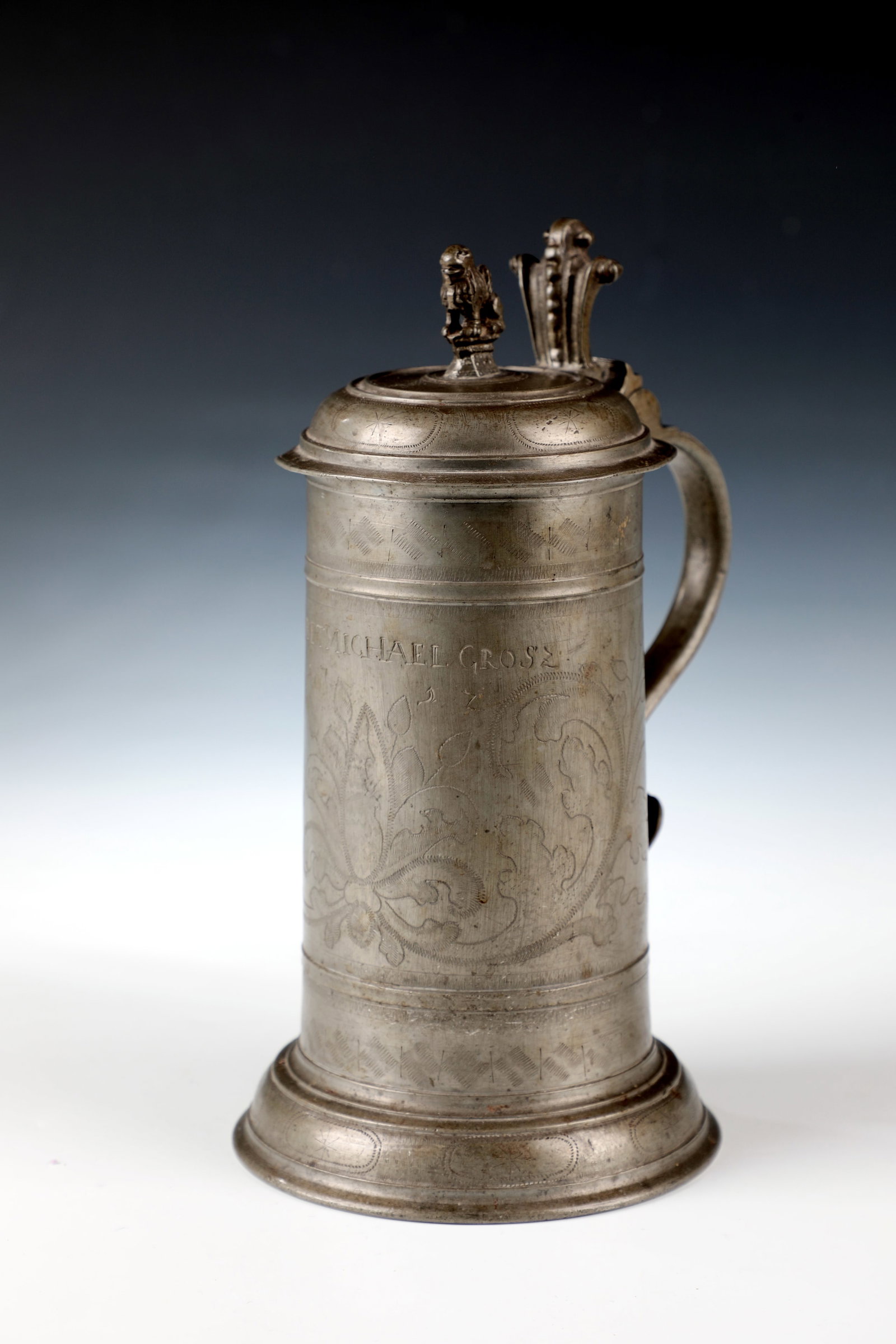 Pewter jug: Pewter jug Transylvania, Sibiu (Sibiu / Nagyszeben, Transilvania / Erdély), dated 1717 Smooth wall with decorative floral decoration and inscription: ''GABET MICHAEL GROSZ'' and date: ''1717''. Lid w