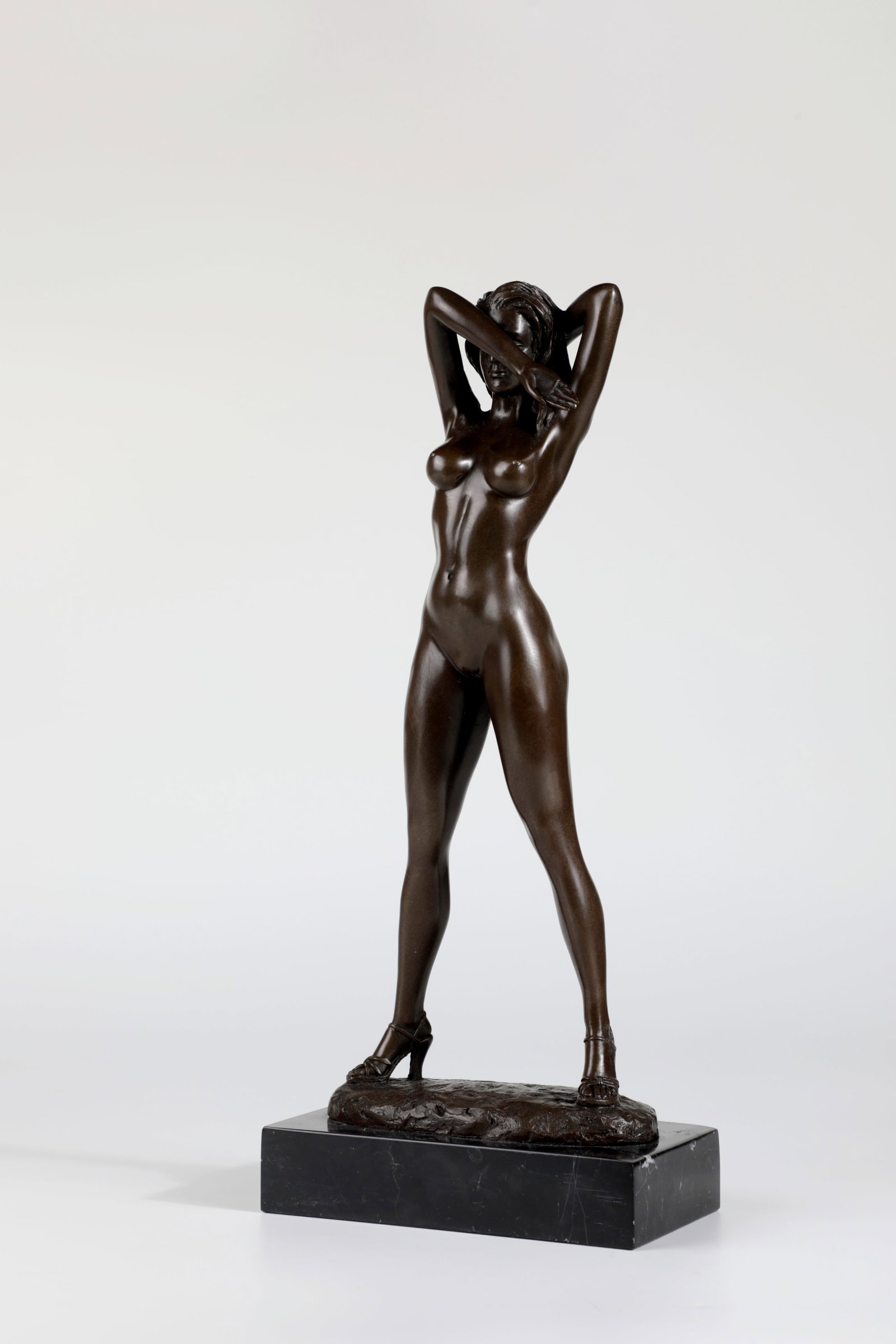 Standing female nude: Standing female nude Ray Mondo (b. 1950) bronze, brownish patinated. Female standing nude mounted on a rectangular marble base on an oval, naturalistically designed plinth. Top of the base signed and