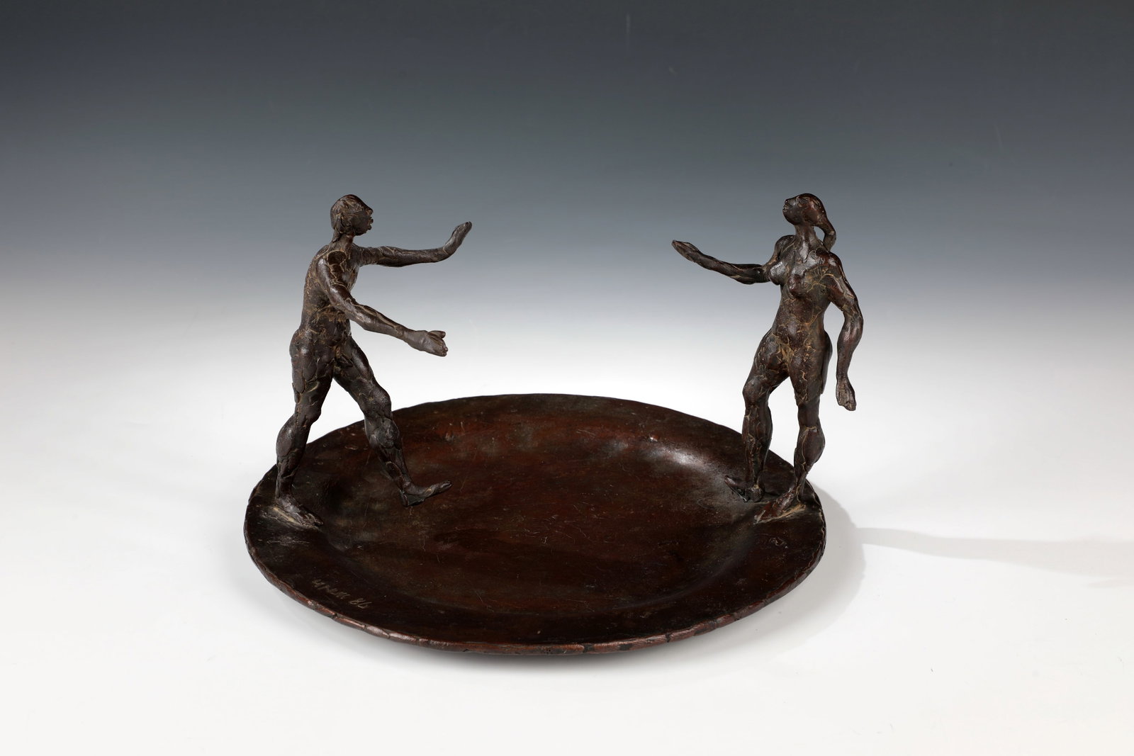 Karl Ulrich Nuss: Karl Ulrich Nuss Stuttgart 1943 - lives and works in Weinstadt, Strümpfelbach Bronze, dark patinated. Round bowl with a male and a female nude figure on the edge, facing each other and depicted