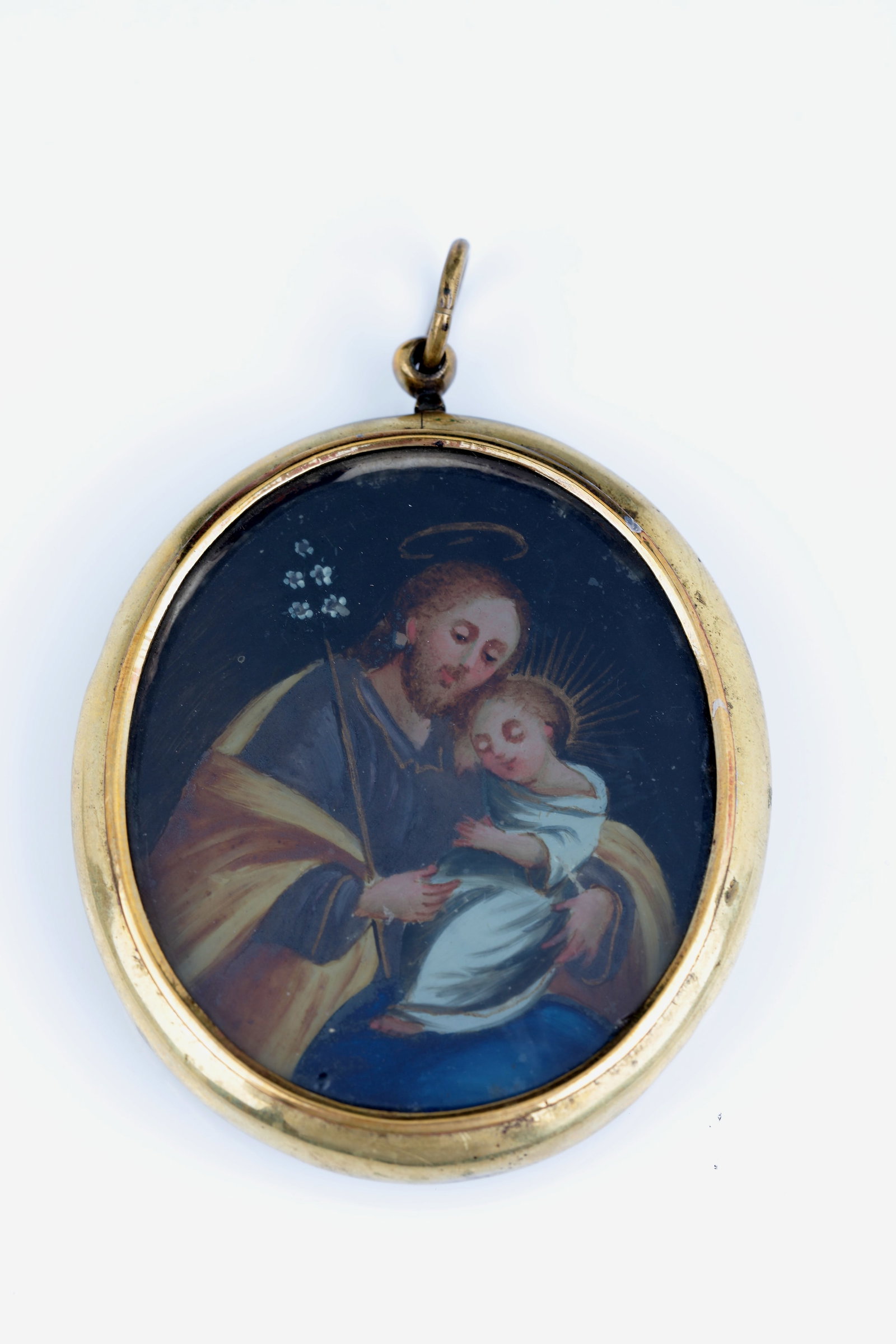 Brass religious pendant: Religious pendant made of brass Alpine, 17th and 19th century High oval brass box, framed under glass a very finely painted depiction of the miraculous image of Mary Help of Christians by Lucas