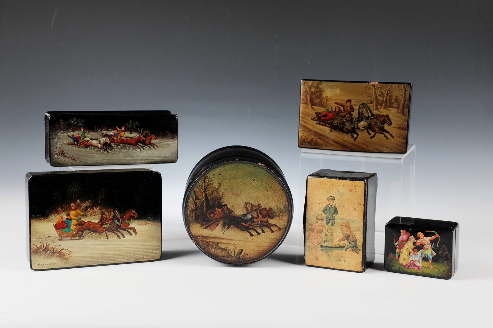 Mixed lot of six paint cans: Mixed lot of six lacquer cans Russia, among others Fedoskino or Shostovo, Vishnyakov manufactory E. 18th - 20th century papier-mâché, black lacquer, inside silver foil or red lacquered. Hing