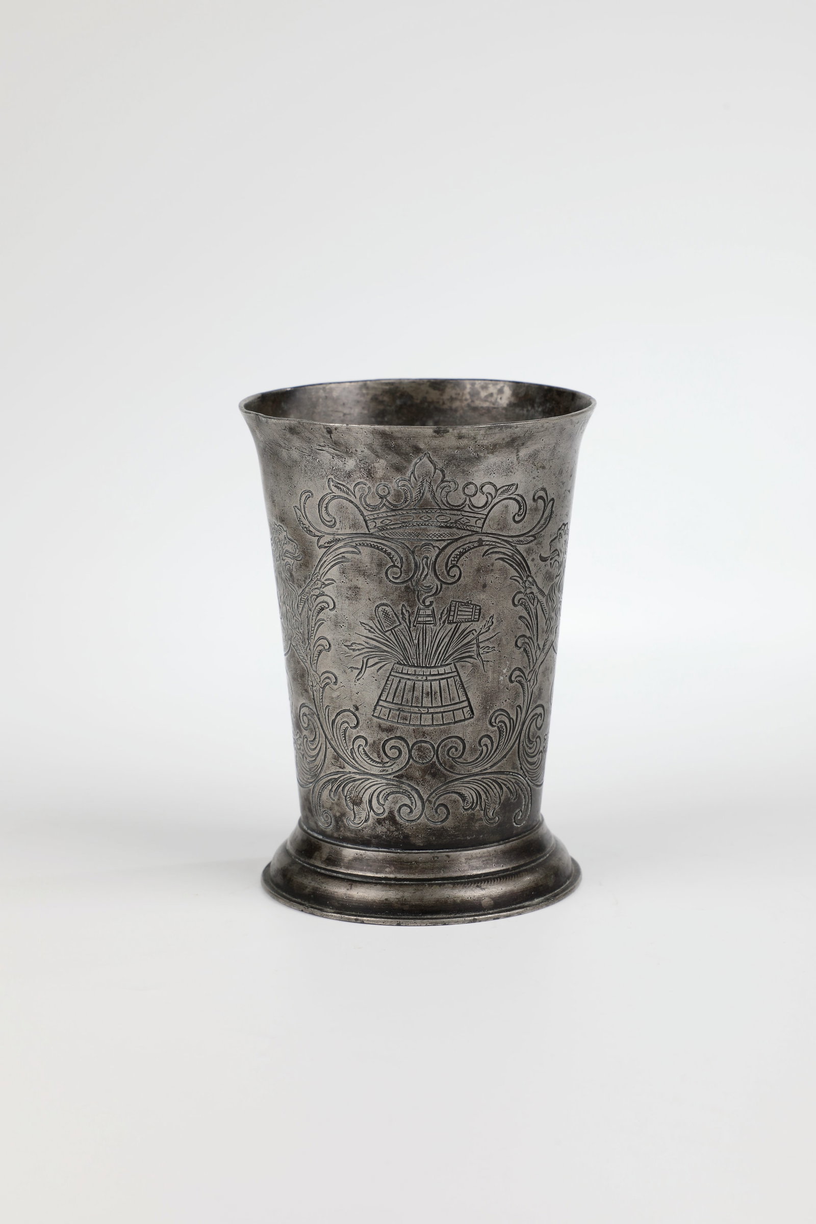 Brewers' guild cups: Guild cup of the beer brewers Öhringen, pewter foundry company Weygang, after 1885 stepped foot. On the slightly conically widened wall flanked and crowned by two rising lions is the guild
