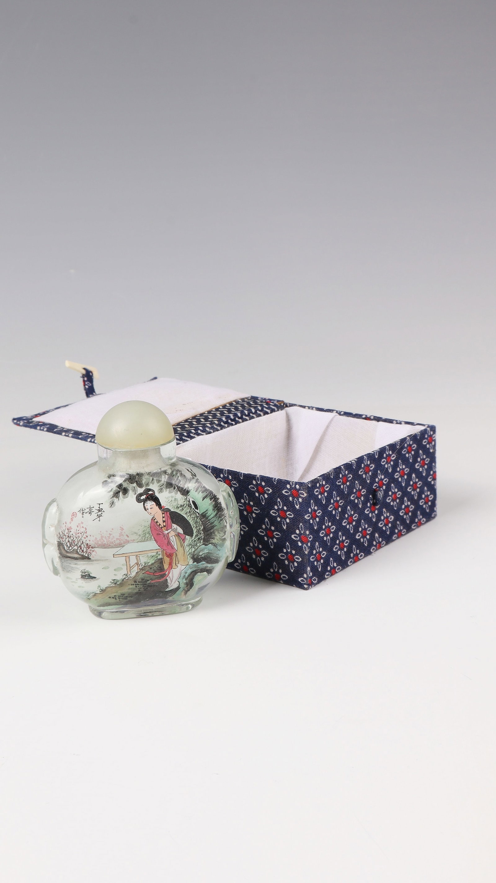 Snuffbottle: Snuffbottle China, 1910-1940 Snuffbottle made of flashed glass with hand-painted decoration (so-called reverse painting). Front side with Chinese lady with fan, back side with Chinese making music in