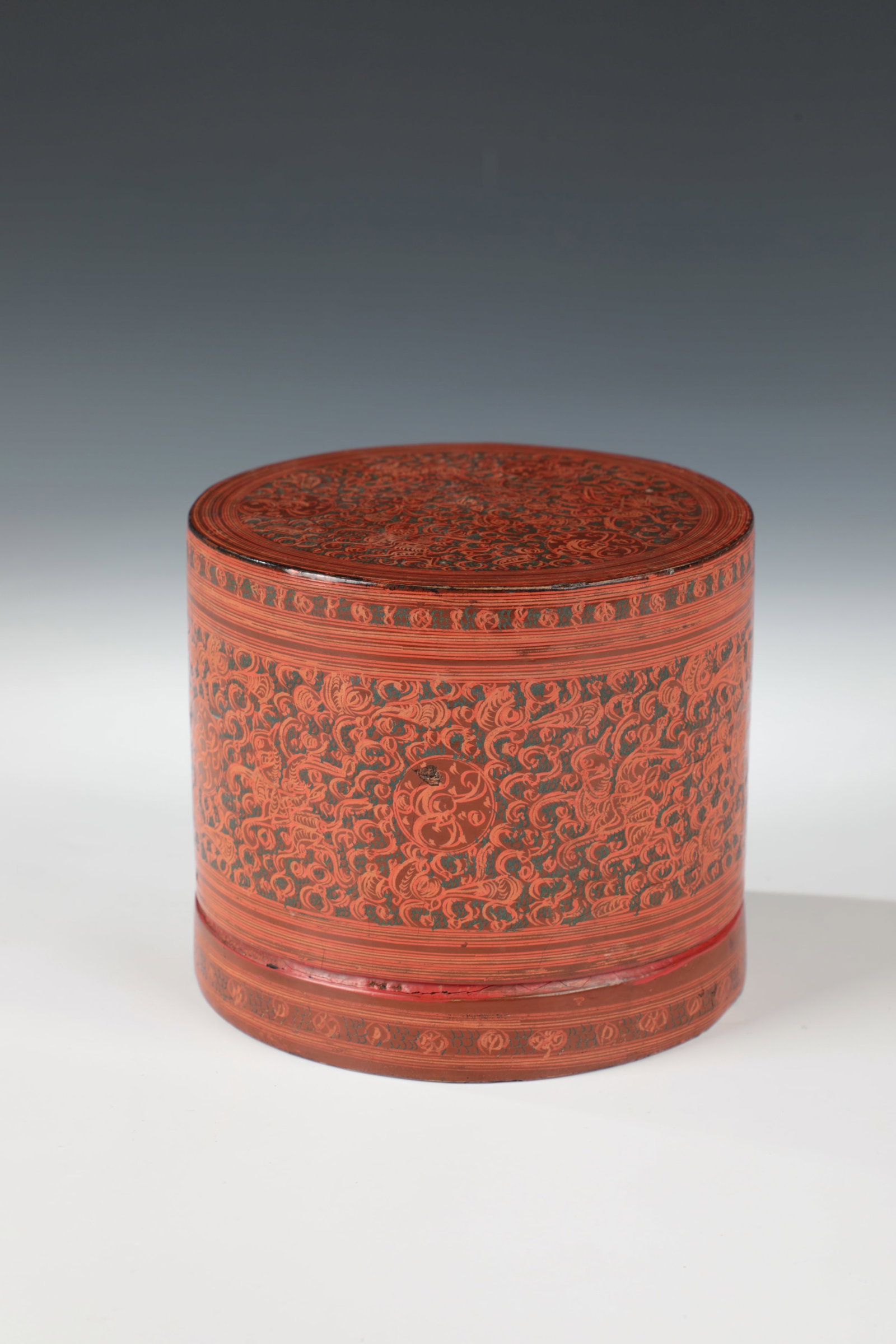 Burmese betel box ''Kun-It'': Burmese betel box ''Kun-It'' Burma (today Myanmar), c. 1900 Cylindrical shape made of bamboo with a deep-drawn lid, executed in red and black lacquer painting with circumferential, finely worked