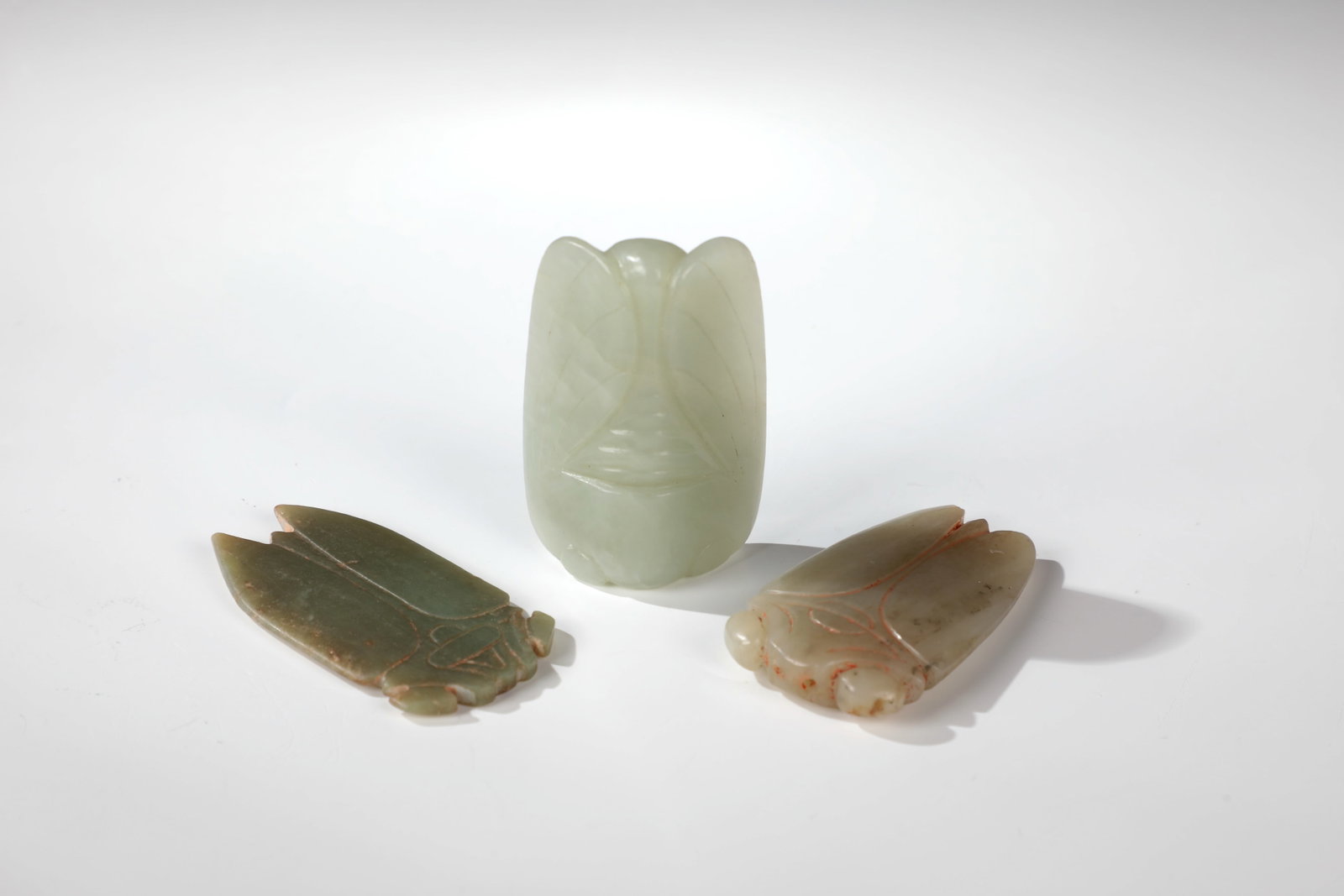 Three cicadas, also jade pendants: Three cicadas, also jade pendant China, First depictions in the Han Dynasty (206 BC - 220 AD) Cicadas, also as jade pendants, placed on the tongue of the deceased to symbolize rebirth, carved, in a