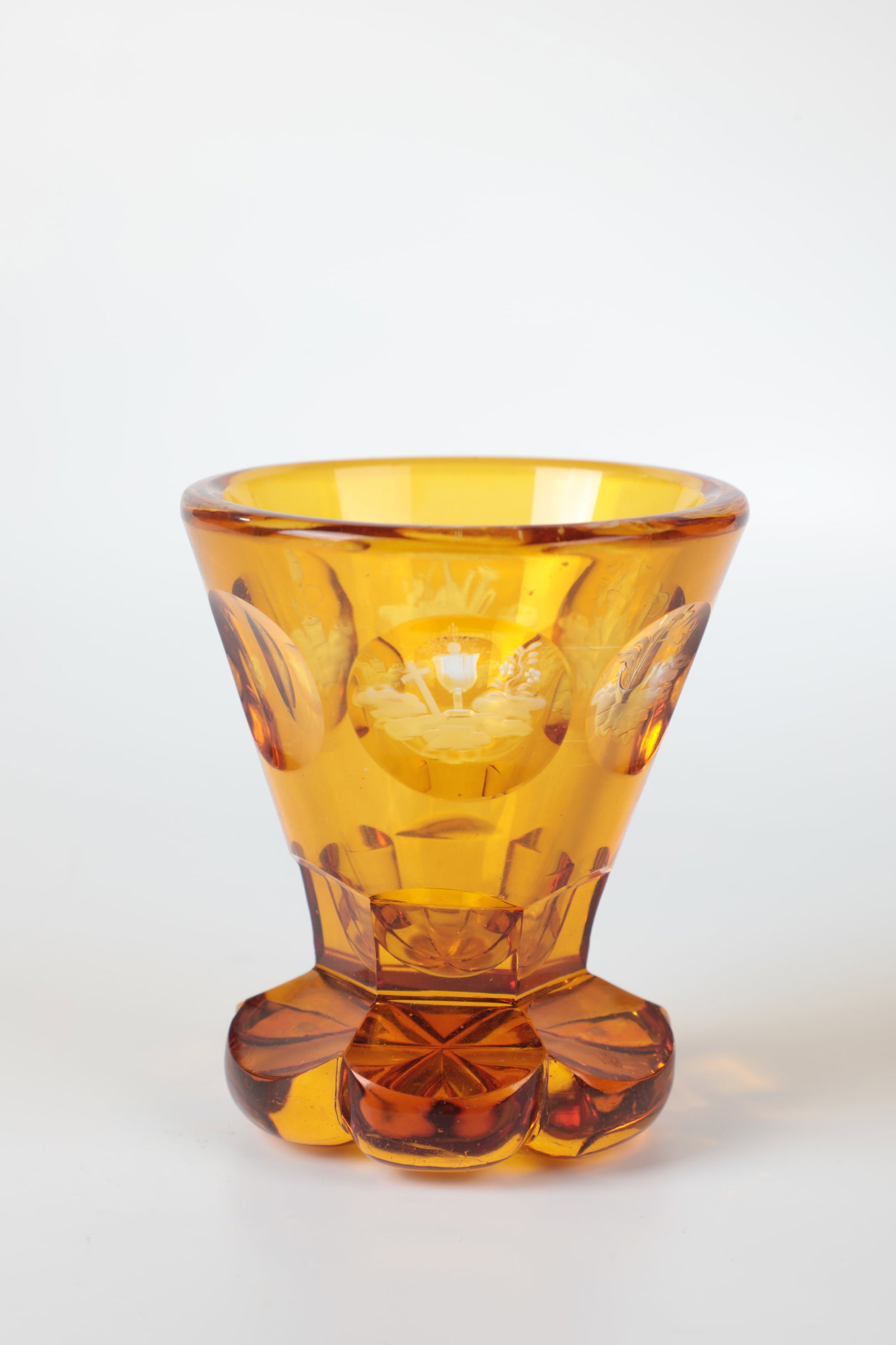 Small foot cup with cut allegories (1 of 1)