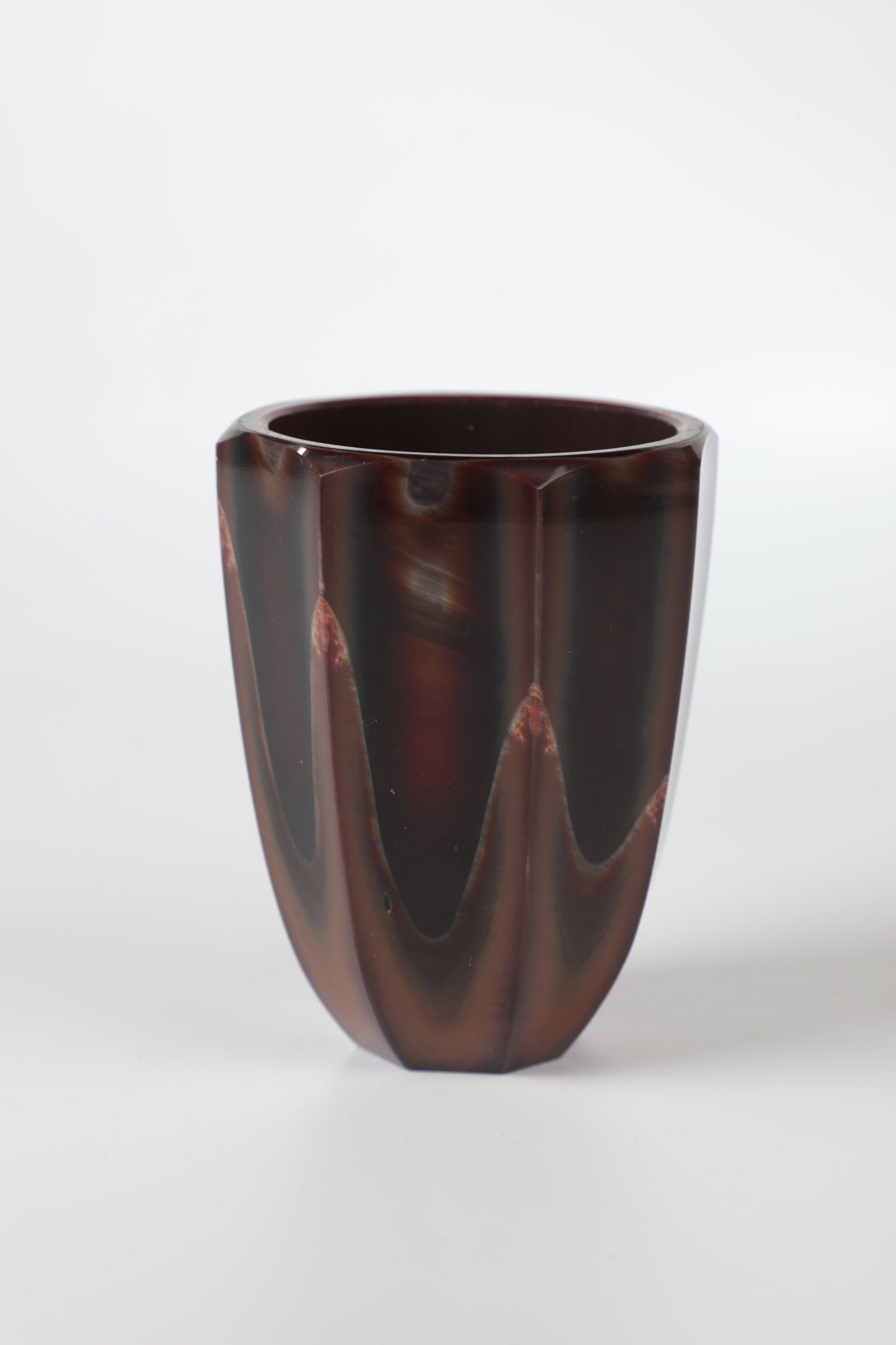 Stone Glass Mug: Stone glass beaker Bohemia E. 19th century In rust brown and dark brown marbled glass. Egg-shaped wall with eight facets. H. 8.5 cm Steinglas-Becher Böhmen E. 19. Jh. In rostbraun und