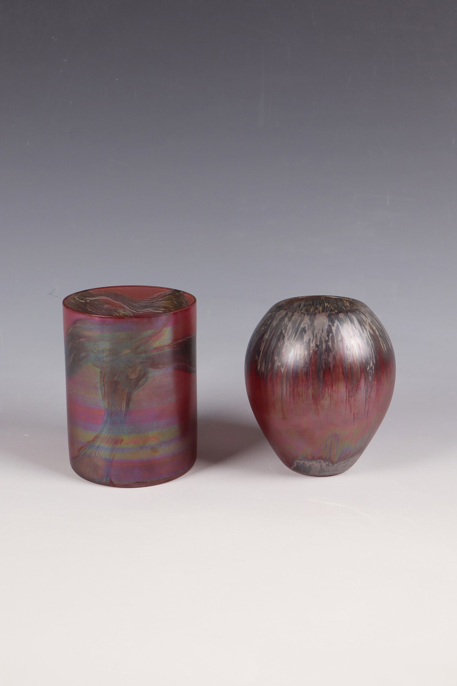 Two vases: Two Vases Isgard Moje-Wohlgemuth, 1970s Colourless glass, painted with loosened metal joints. Signed and dated in diamond crack: MOJE 1976 and 74 respectively. H. 10 or 10.5 cm. Zwei Vasen Isgard
