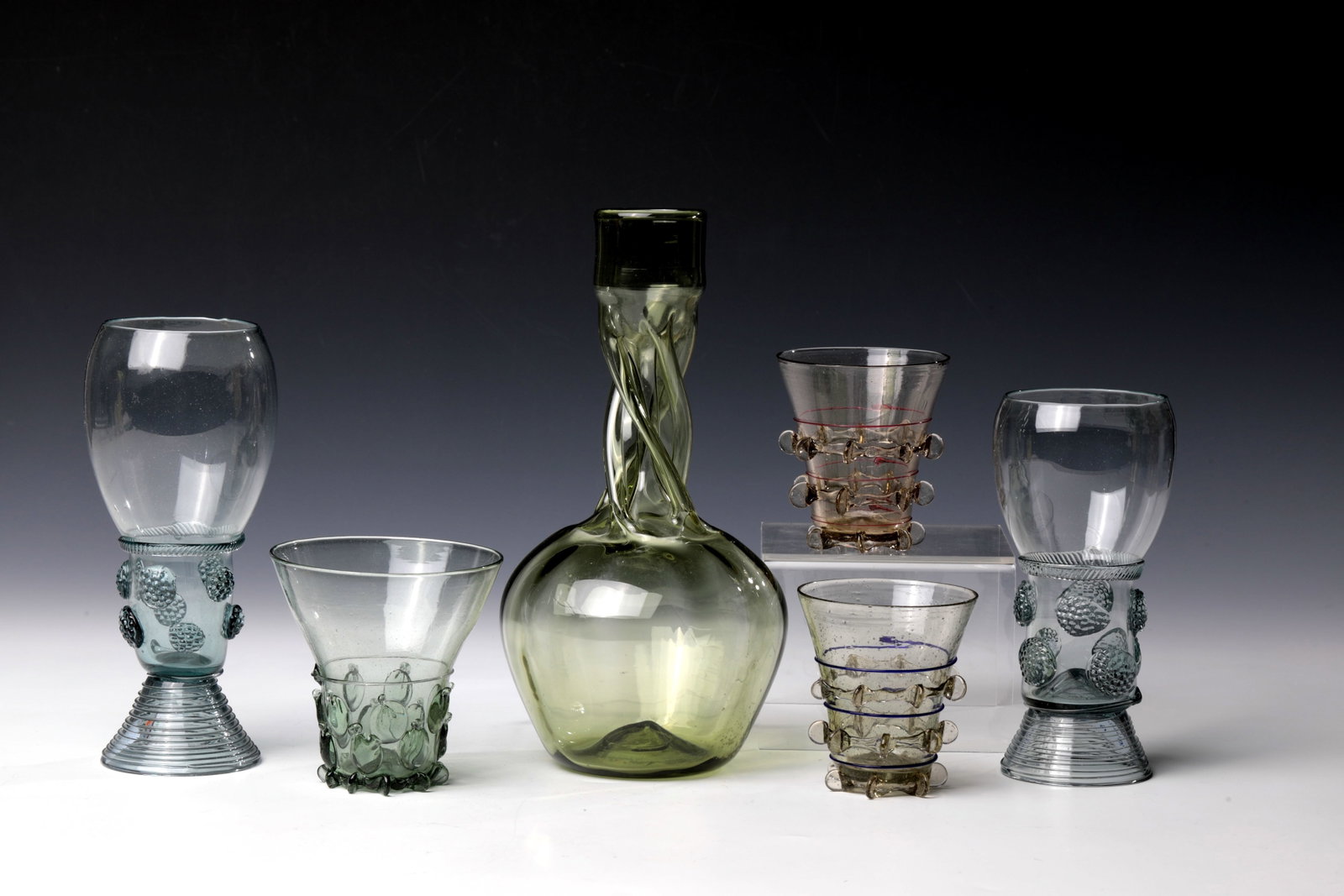Mixed Lot of Six Glasses: Mixed lot of six glasses 20th century Museum replicas consisting of two Romans, a Kuttrolf and three nuppen glasses. H. 7,5 - 22 Konvolut sechs Gläser 20. Jh. Museumsreplikas bestehend aus zwei R