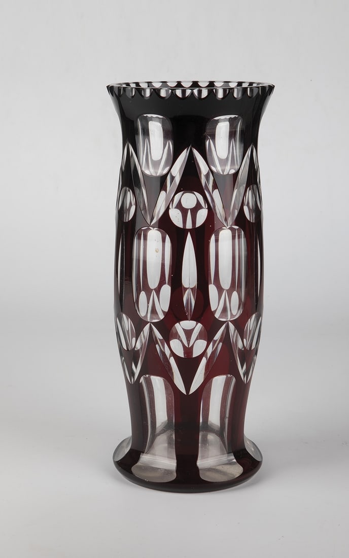 Vase: Vase Fachschule Haida, c. 1920 Colourless glass with ruby red overlay. Repeating cut decoration all around. H. 30 cm. Vase Fachschule Haida, um 1920 Farbloses Glas mit rubinrotem Überfang.