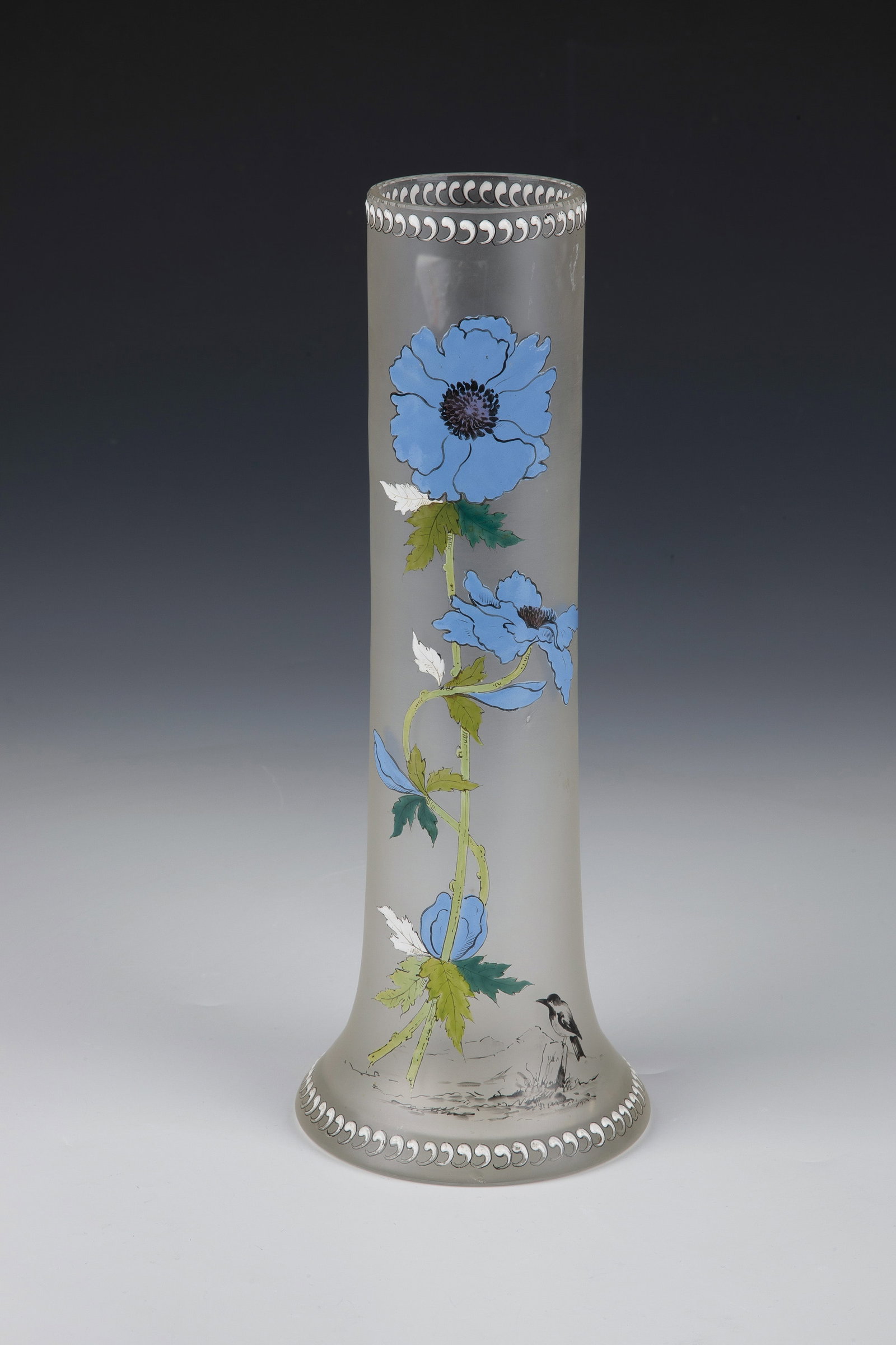 Pole vase: Pole vase Bohemia, c. 1900 Colourless, matt etched glass with colourful opaque enamel decoration: blue poppy blossoms. Contour and interior drawings in black solder. H. 27.5 cm. Stangenvase