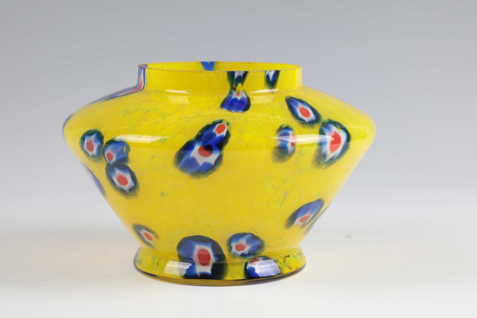 Vase: Vase Wilhelm Kralik Sohn, Eleonorenhain, c. 1930 Colourless glass. Between the layers, décor of pale yellow crumb melting and melted-down, multicolored murrine. H. 10 cm Vase Wilhelm Kralik