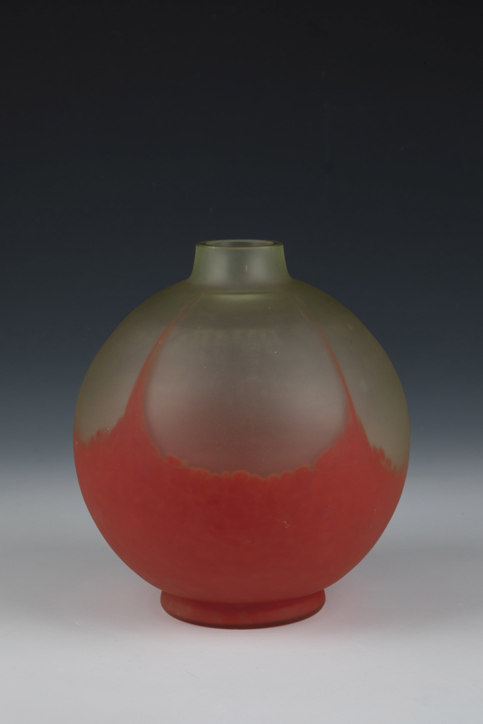 Spherical vase: Spherical vase Probably France, around 1930 Colourless glass with a thin underlay in light green and fluffy powder melting in orange that has been warped into four tips. H. 20.5 cm. Kugelvase Wohl Fra