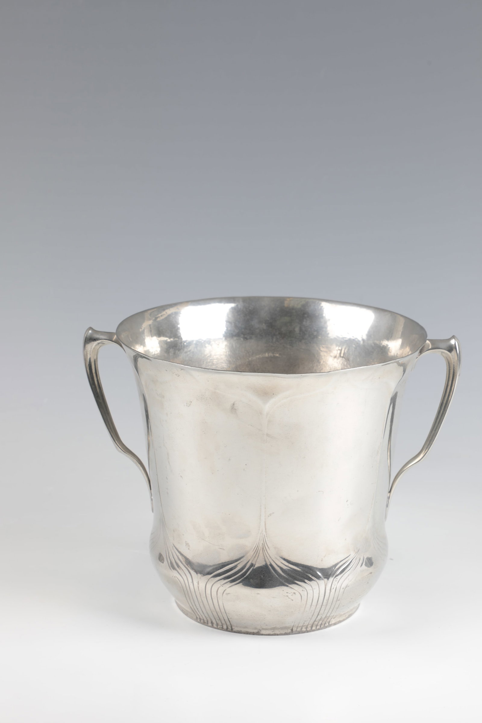 Wine Cooler: Wine cooler Orivit AG, Cologne-Braunsfeld, around 1904 Pewter. Art Nouveau décor in relief. With handles on both sides. Underside inscribed: ''ORIVIT'' 2327 A. Restored. H. 19 cm; W. 25 cm